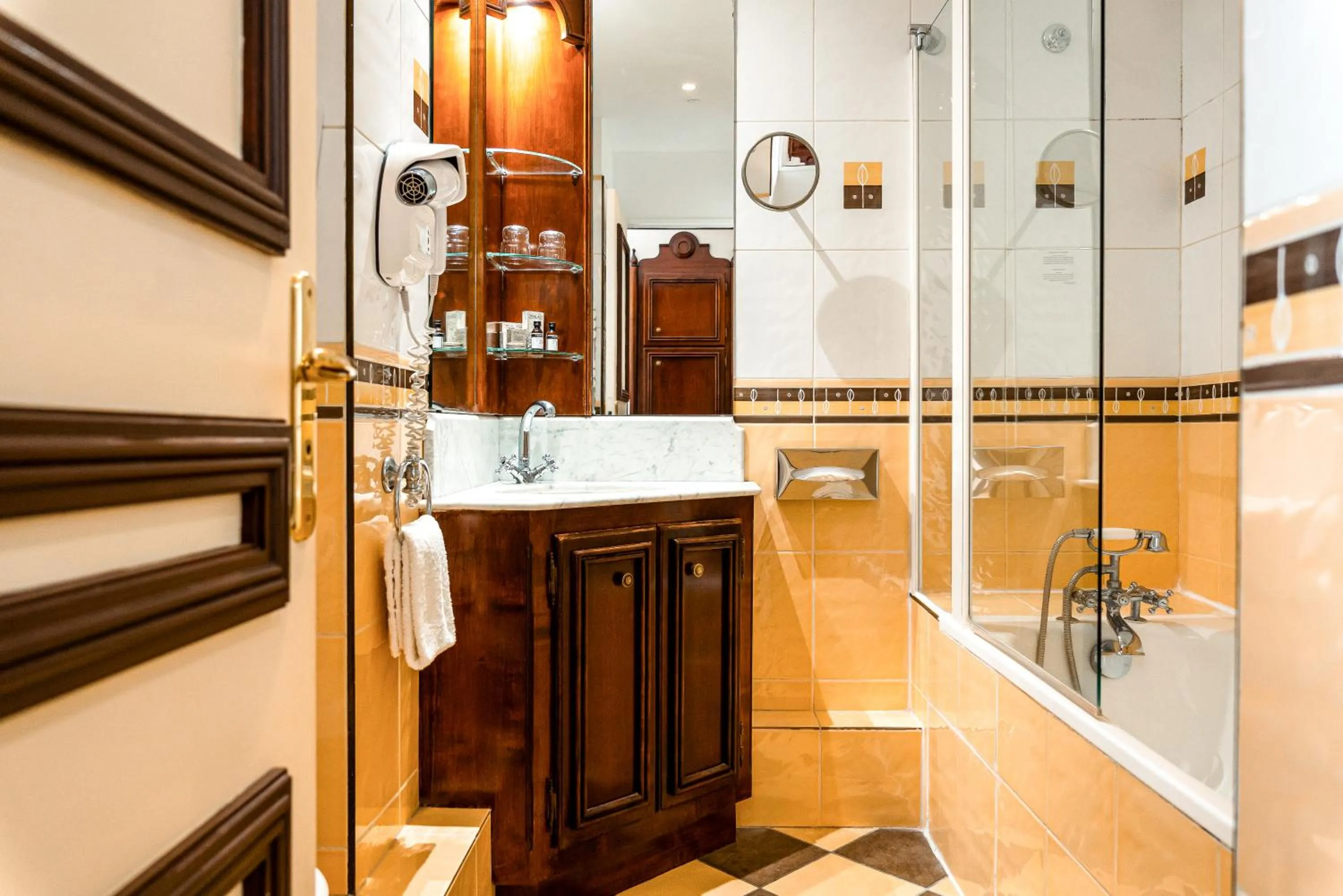 Shower in Villa Montparnasse