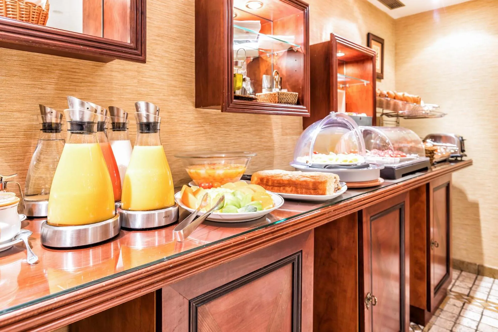 Continental breakfast in Villa Montparnasse