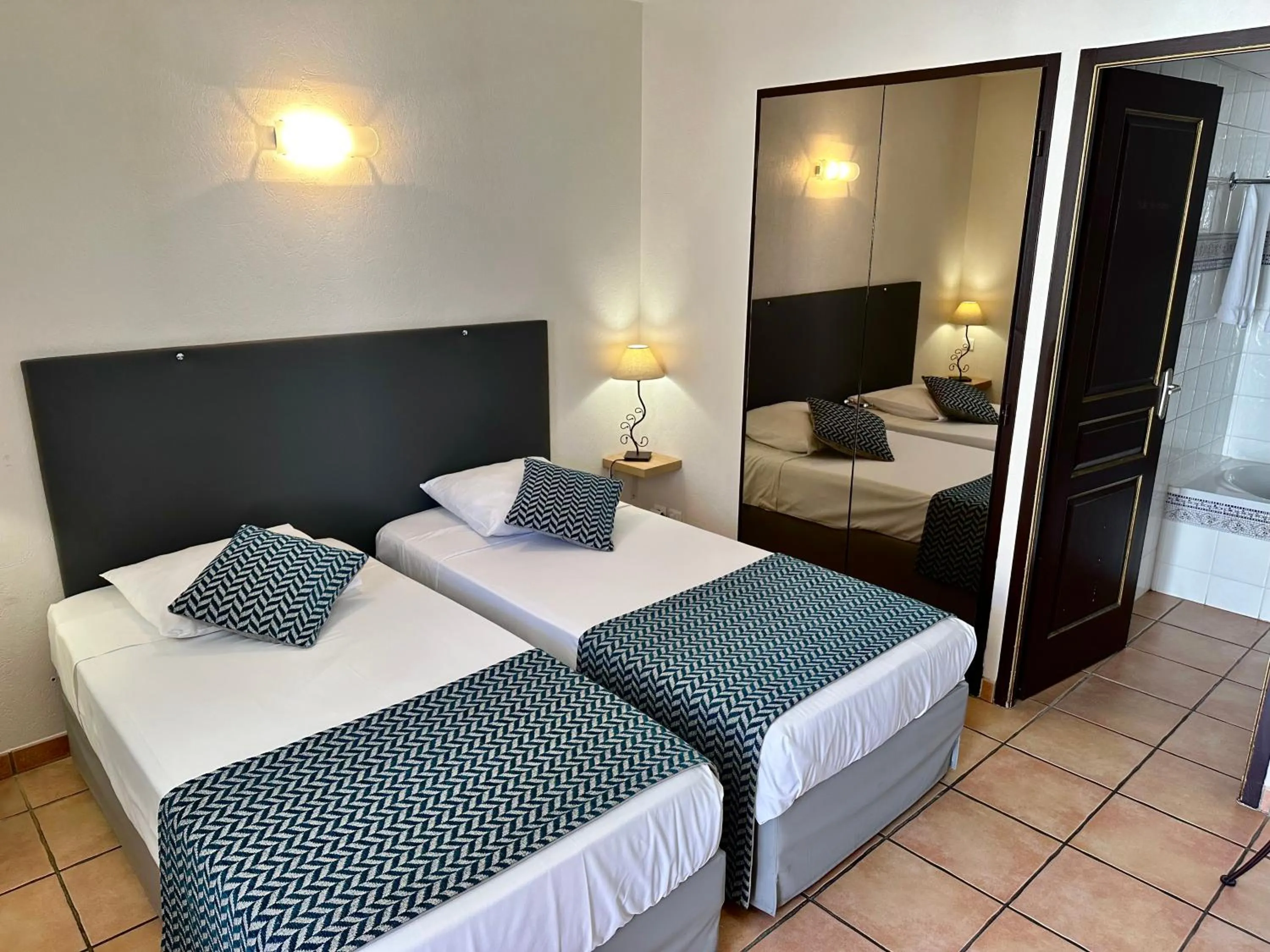 Bed in Logis Hôtel Les II Mas - Perpignan Sud