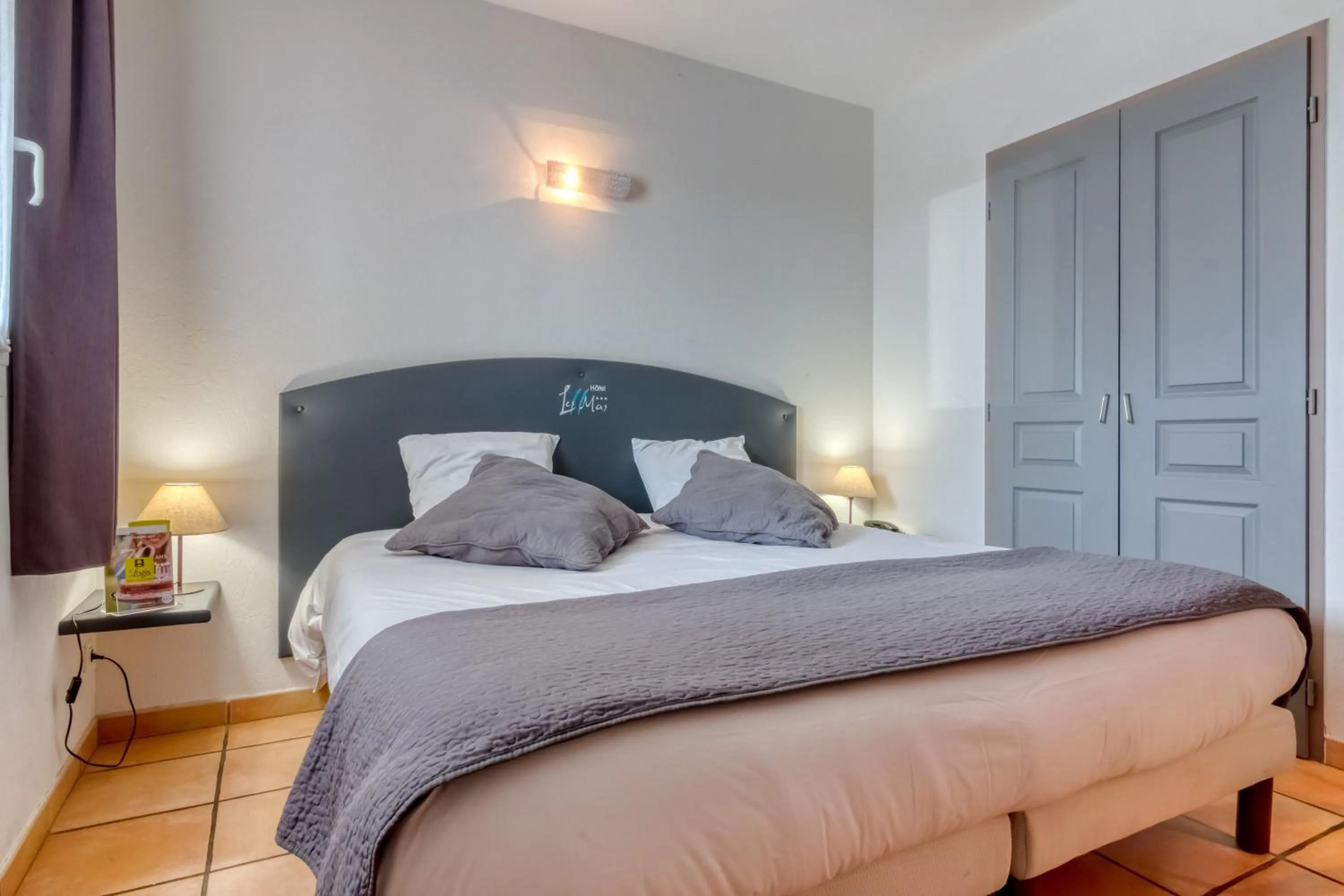 Bed in Logis Hôtel Les II Mas - Perpignan Sud