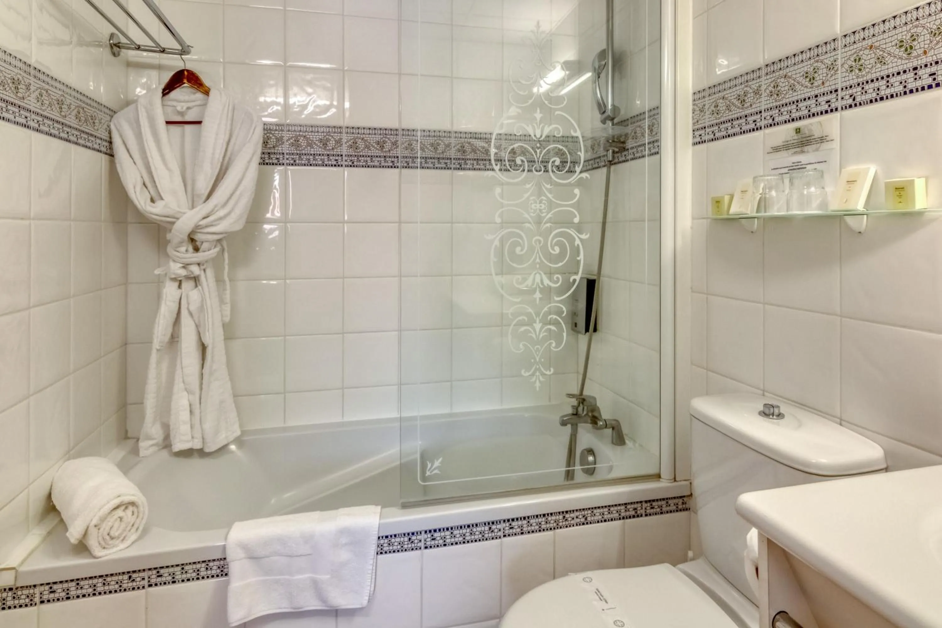 Toilet in Logis Hôtel Les II Mas - Perpignan Sud