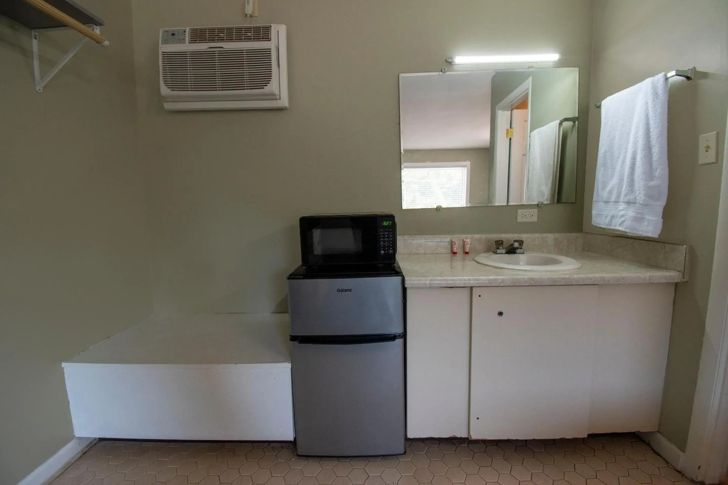 Bedroom in OYO Hotel Calhoun, GA I-75 Bedroom in OYO Hotel Calhoun, GA I-75