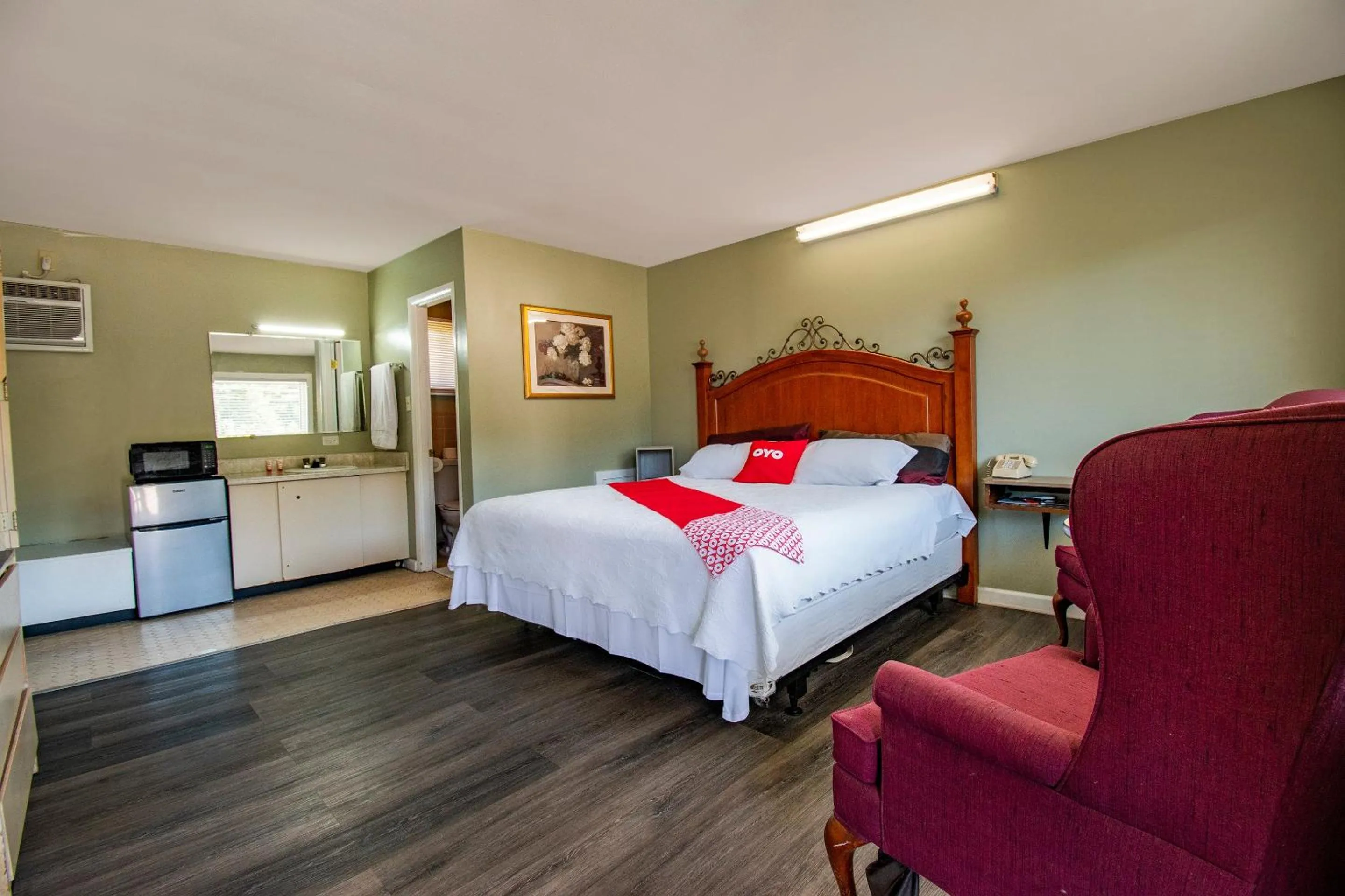 Bedroom, Bed in OYO Hotel Calhoun, GA I-75