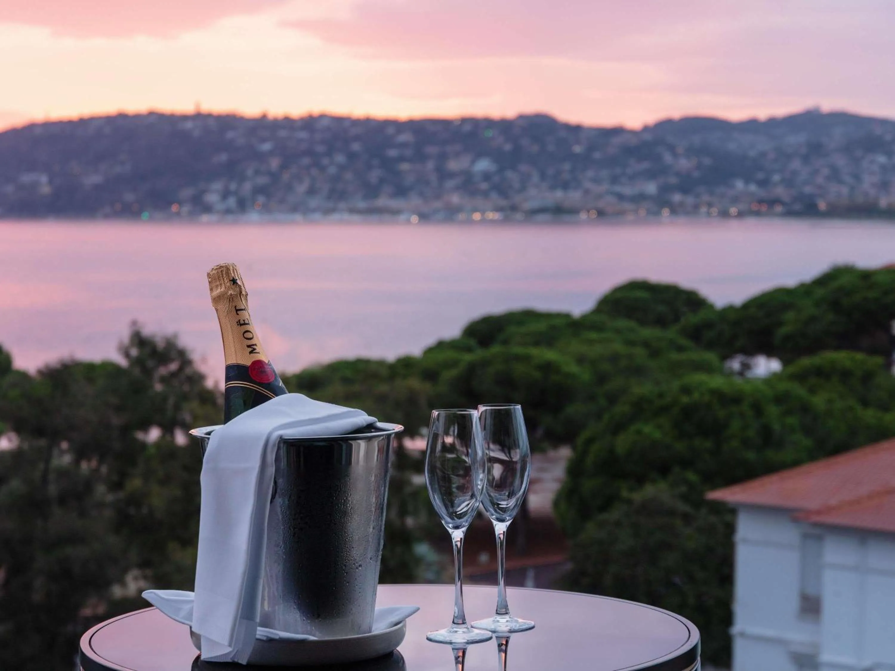 Lounge or bar in The 1932 Hotel & Spa Cap d'Antibes - MGallery Collection