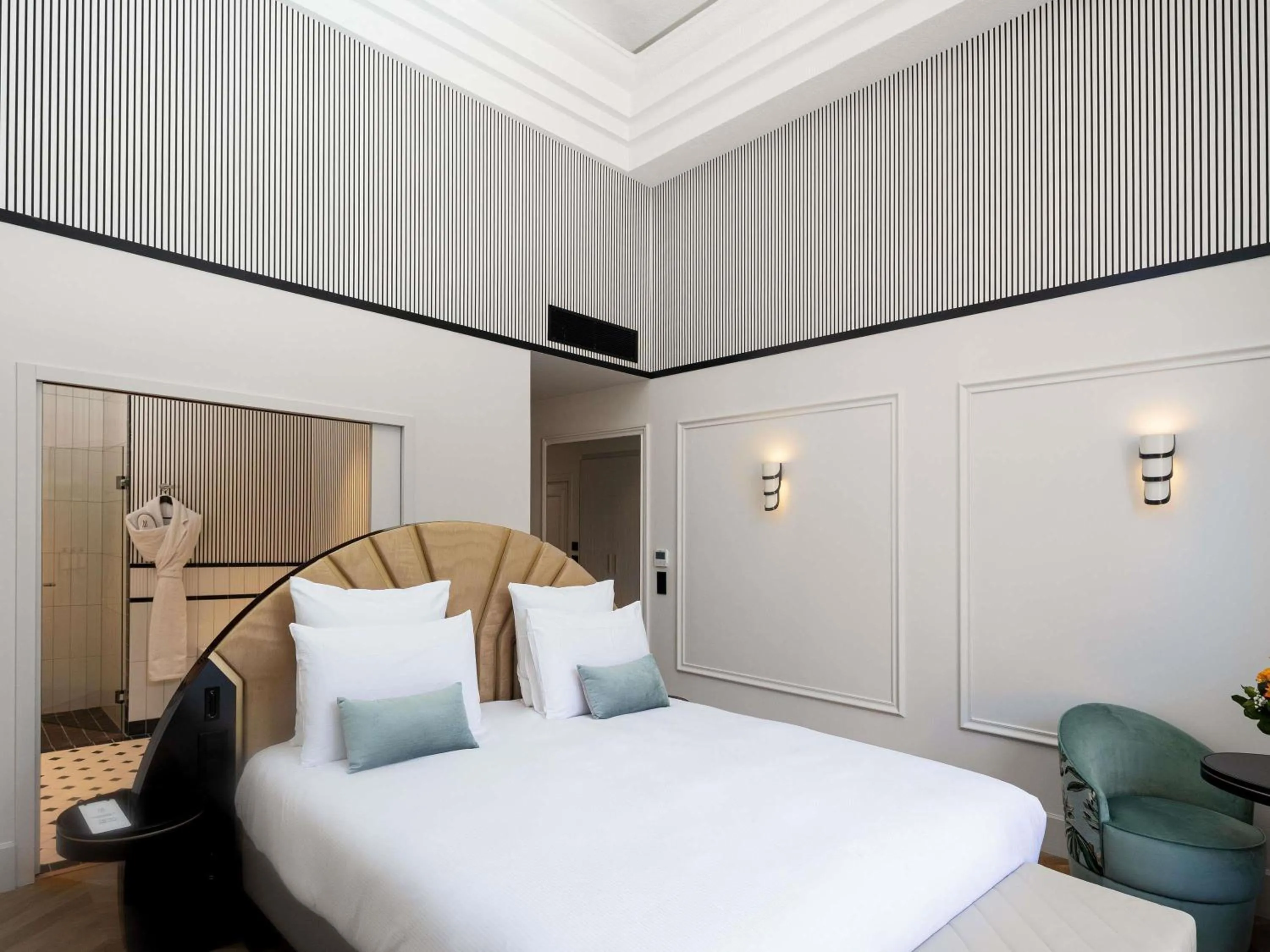 Bedroom, Bed in The 1932 Hotel & Spa Cap d'Antibes - MGallery Collection