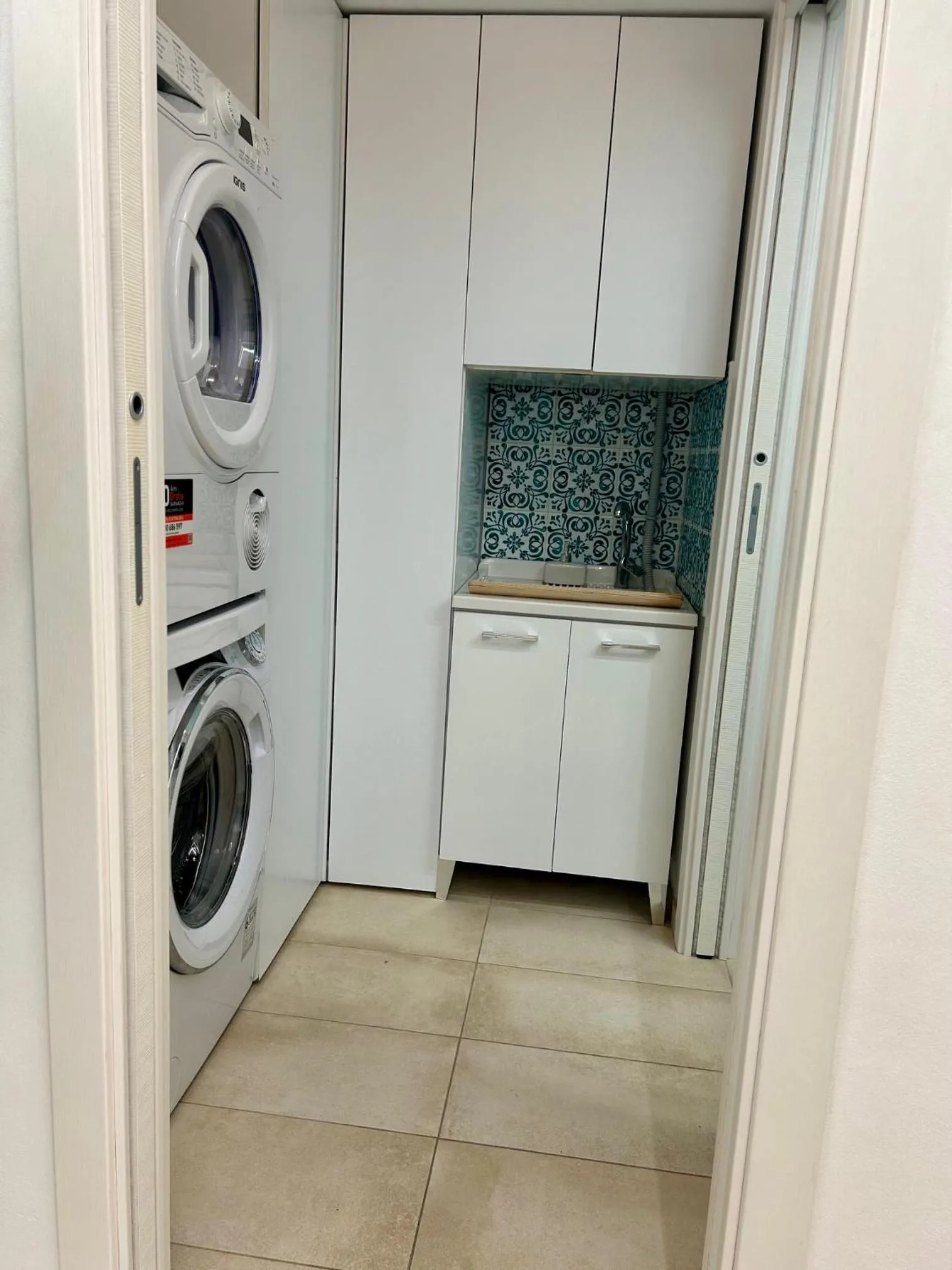 washing machine in THE PALACE B&B and Apartments