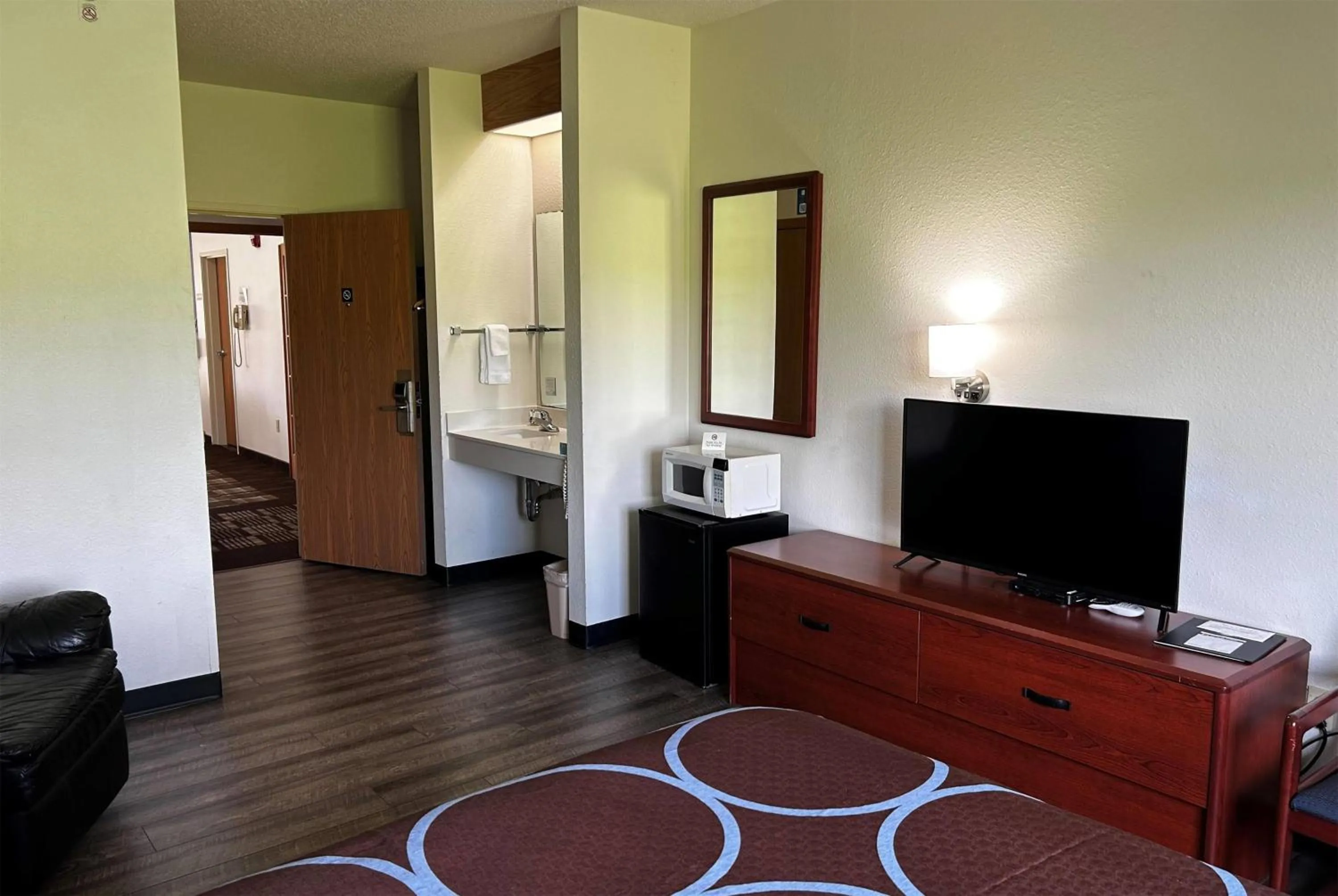 Photo of the whole room in Super 8 by Wyndham Ida Grove