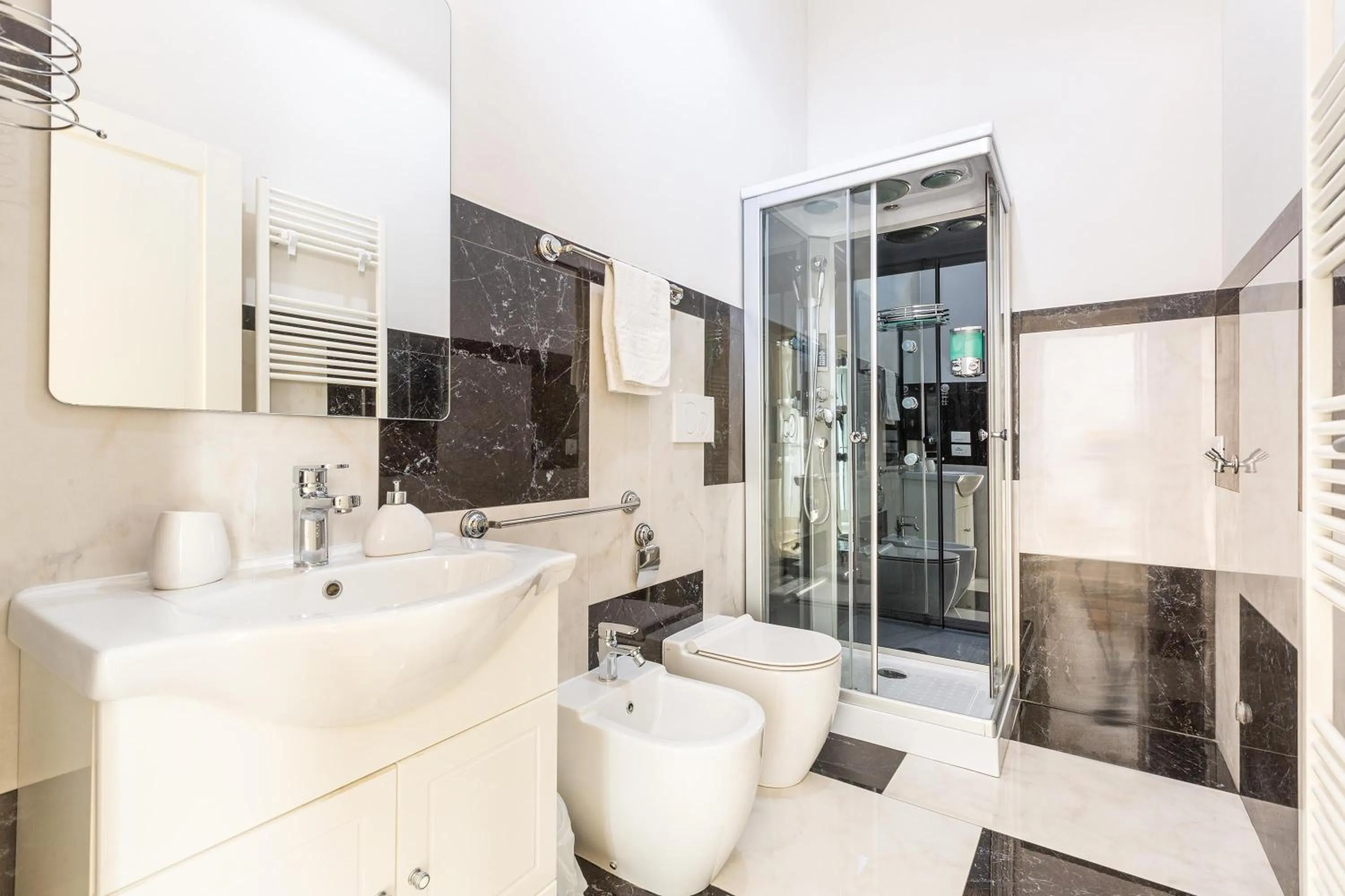 Shower in Dimora Le Tre Muse Guesthouse