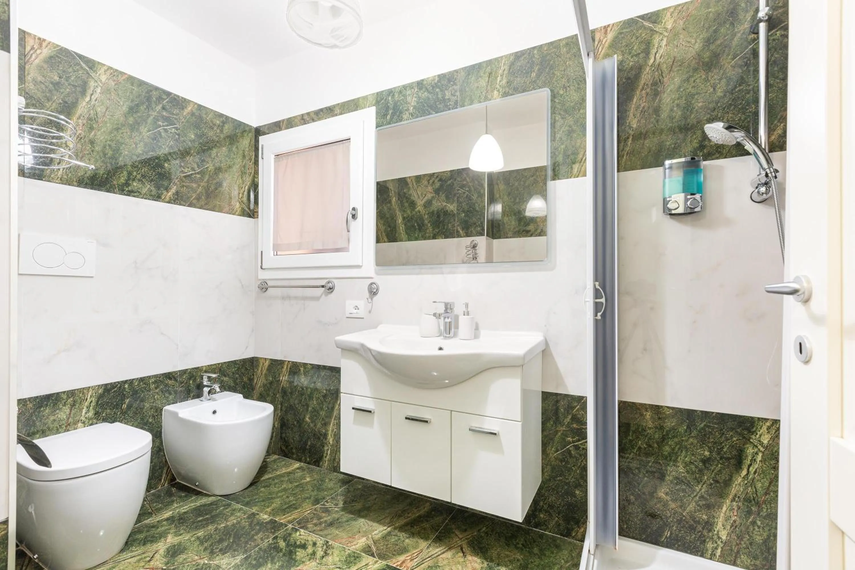 Shower in Dimora Le Tre Muse Guesthouse