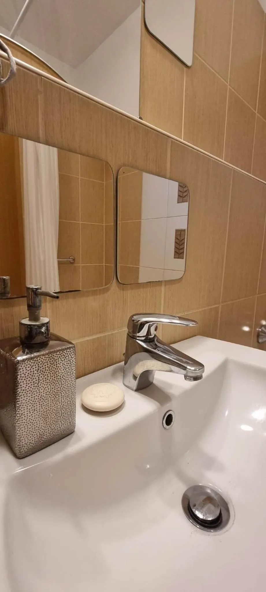Bathroom in ‘Good Feelings’