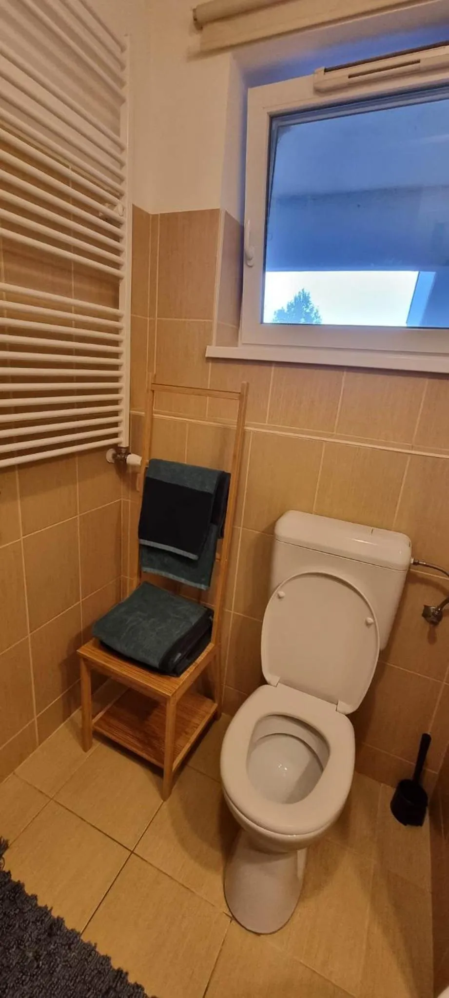 Bathroom in ‘Good Feelings’