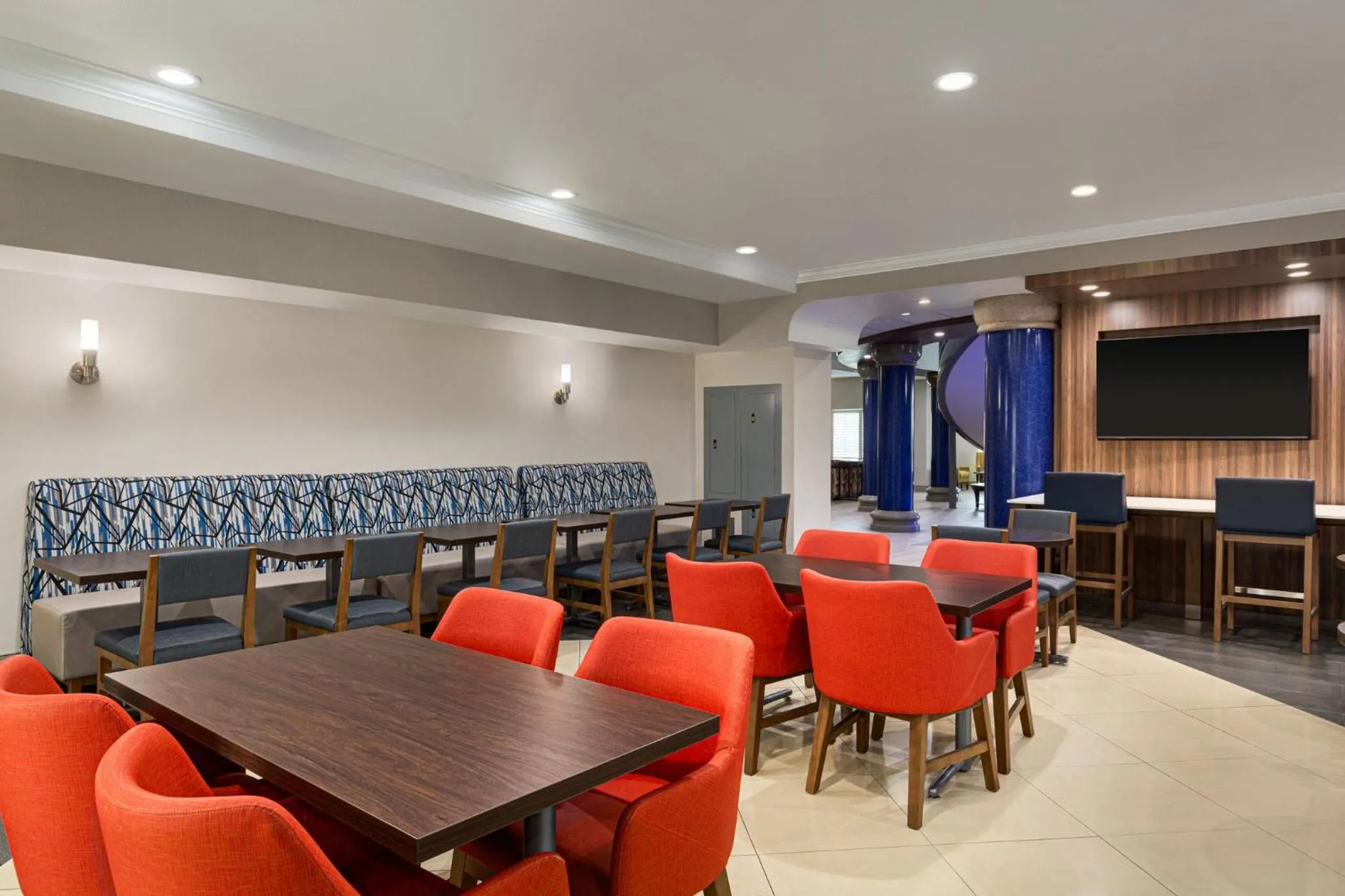 Breakfast in Holiday Inn Express & Suites Bakersfield Central, an IHG Hotel