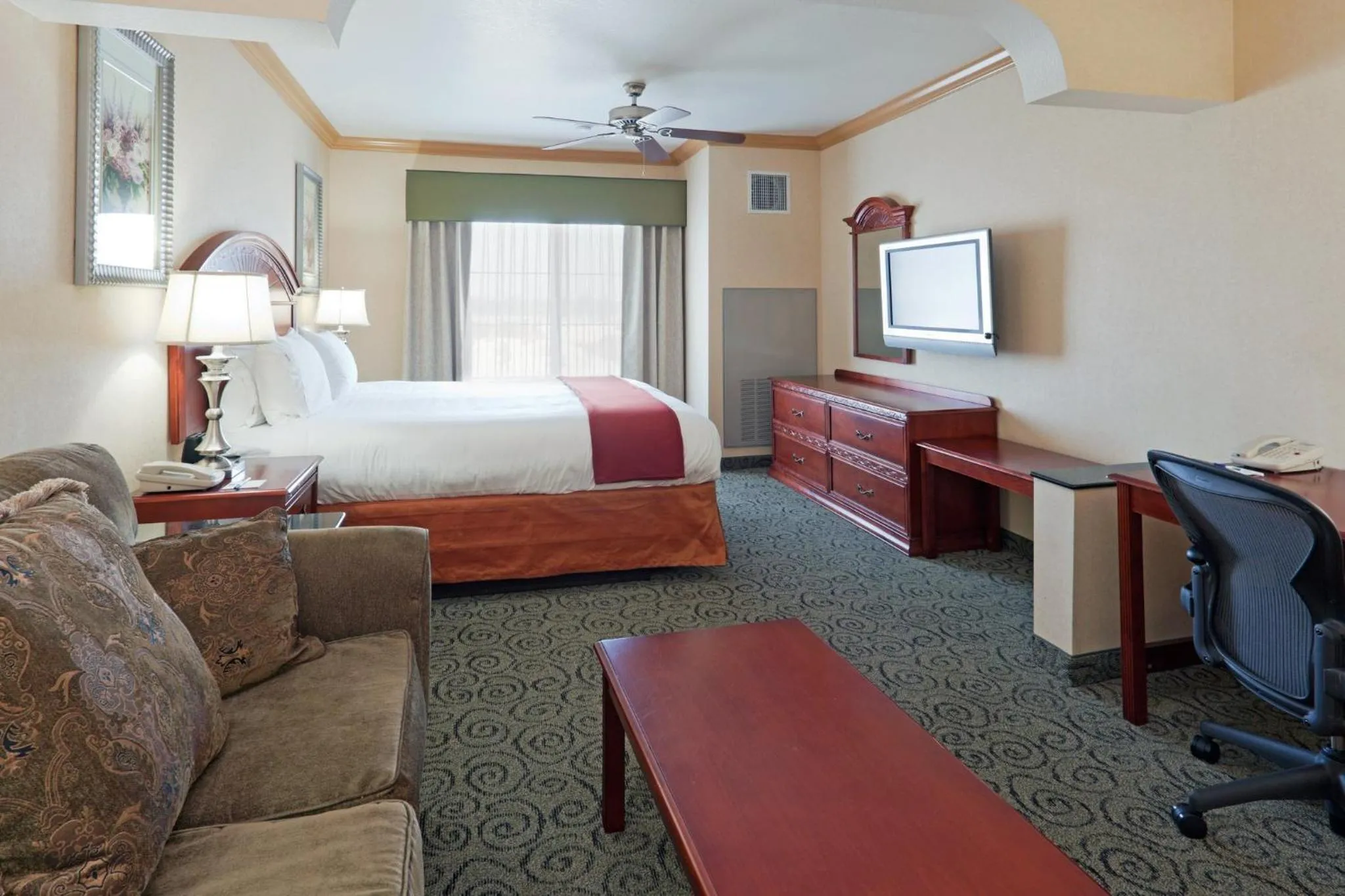 Holiday Inn Express & Suites Bakersfield Central, an IHG Hotel