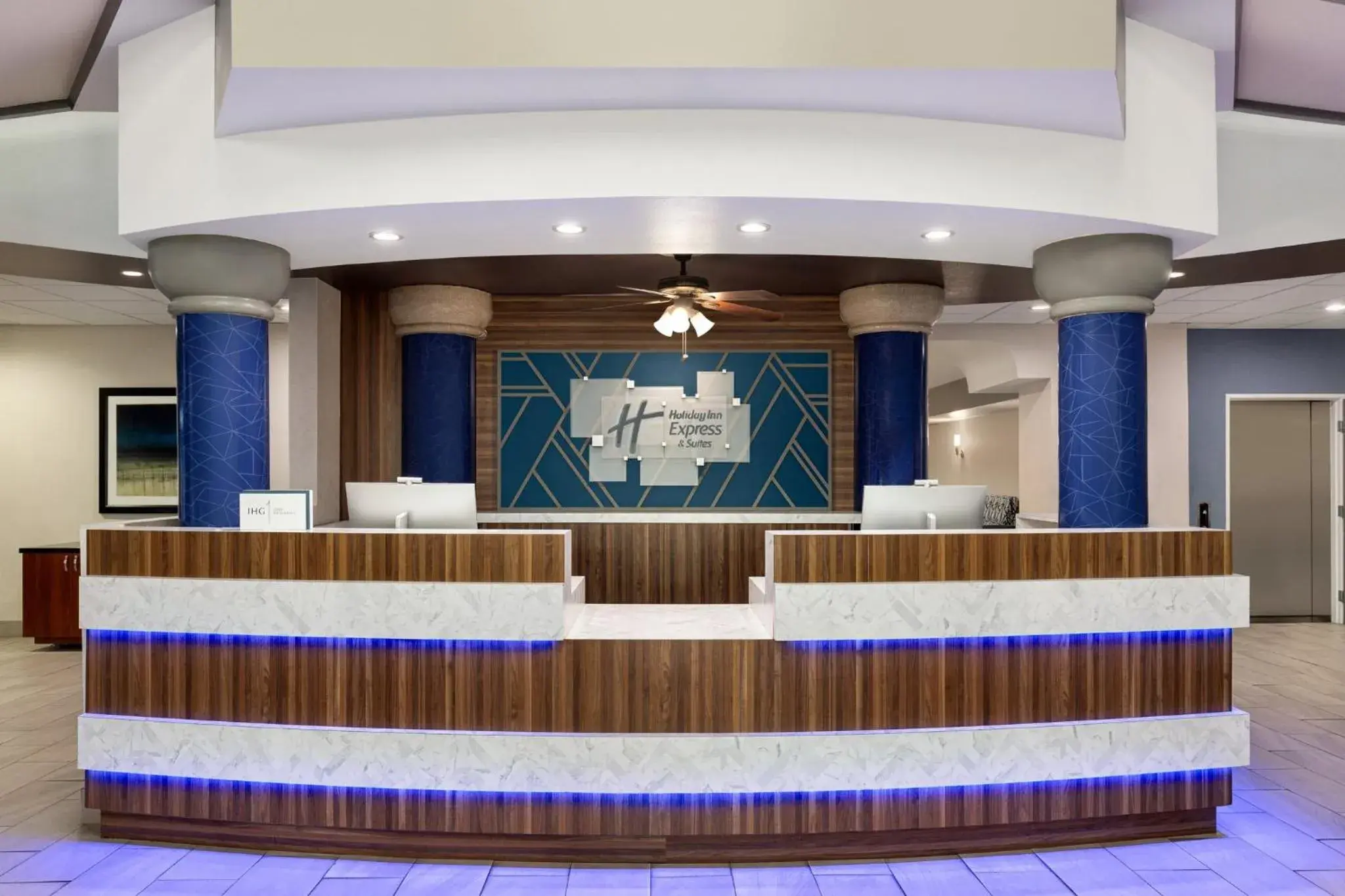 Property building in Holiday Inn Express & Suites Bakersfield Central, an IHG Hotel Property building in Holiday Inn Express & Suites Bakersfield Central, an IHG Hotel