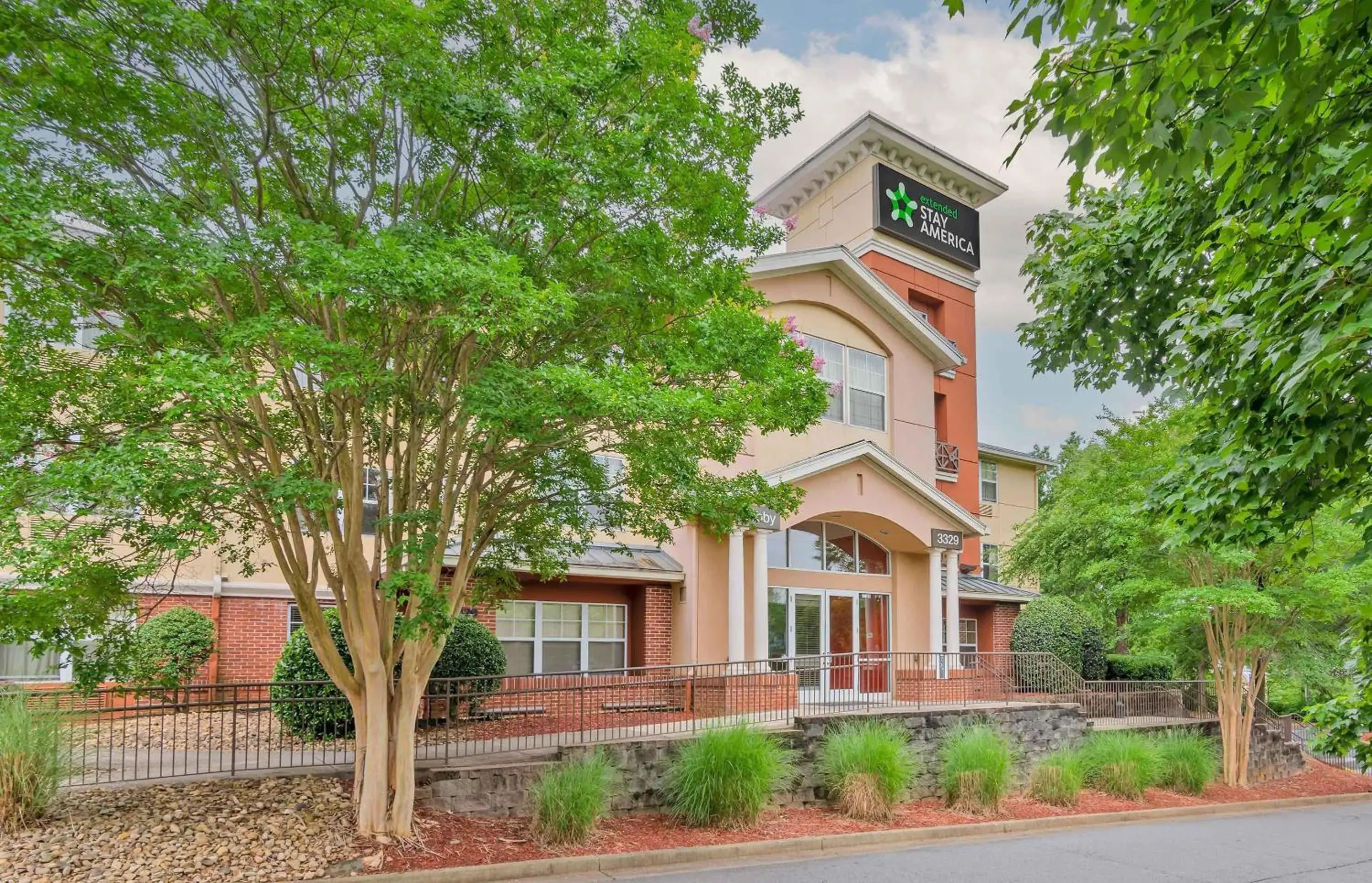 Property building in Extended Stay America Suites - Atlanta - Alpharetta - Northpoint - West Property building in Extended Stay America Suites - Atlanta - Alpharetta - Northpoint - West