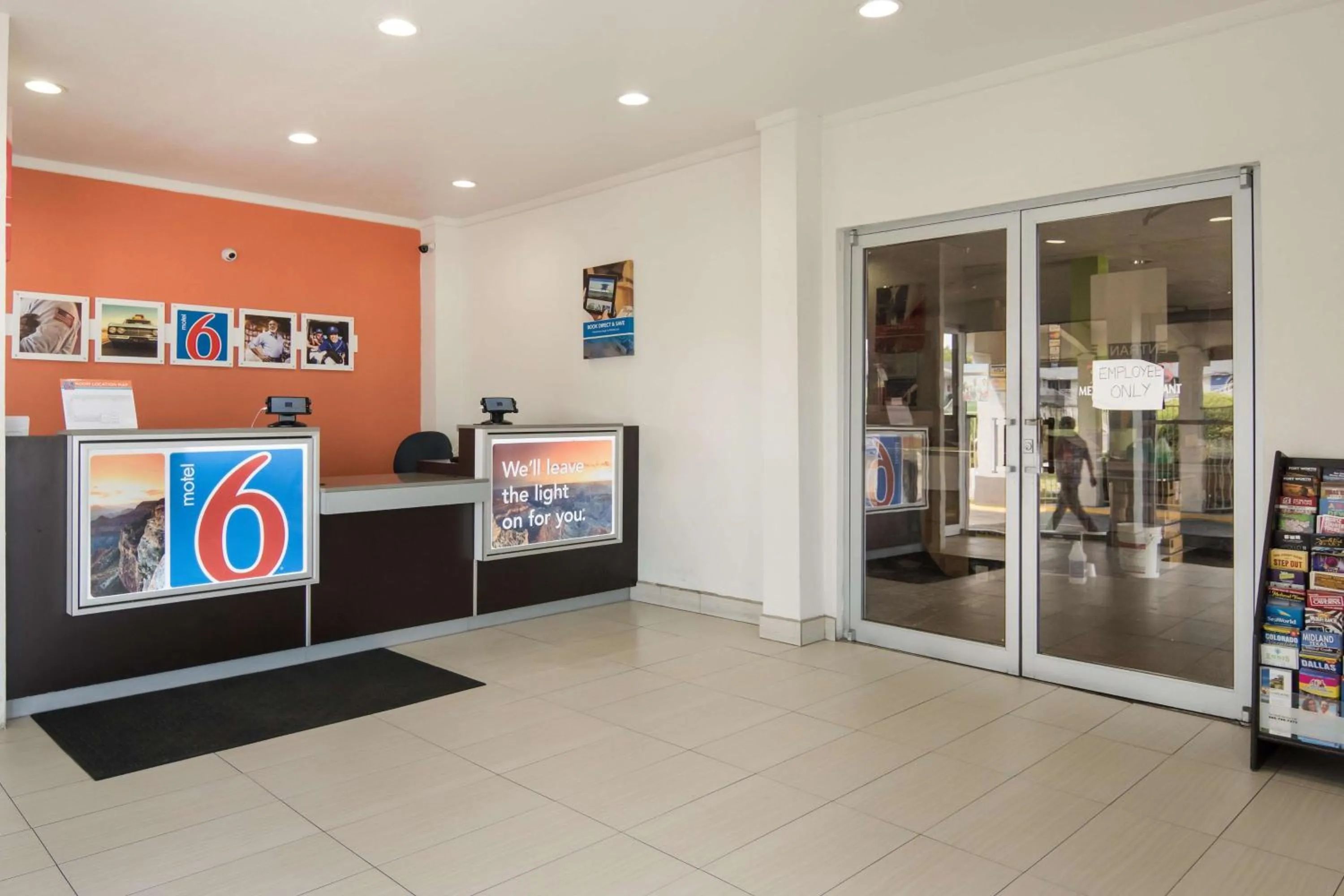 Lobby or reception in Motel 6-Fort Worth, TX - Seminary