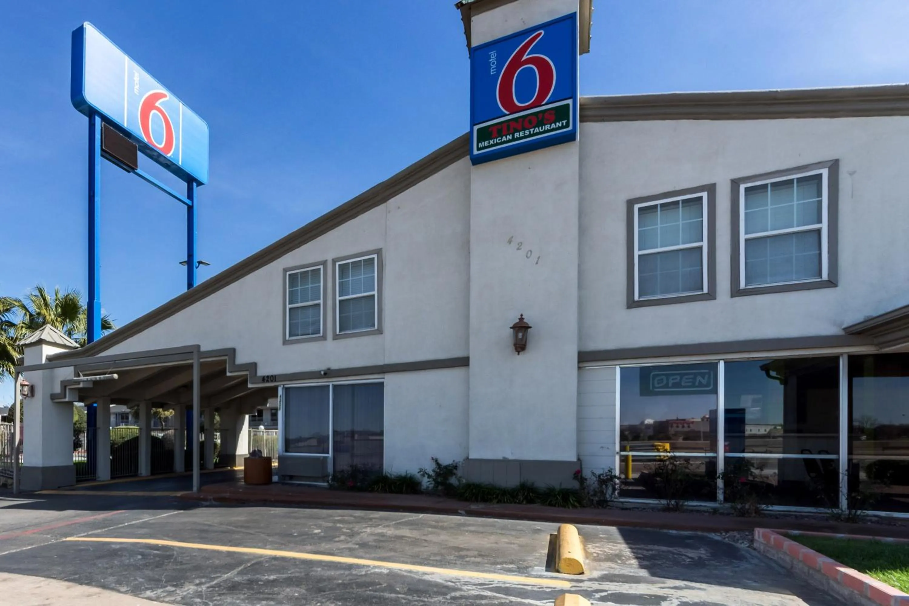 Facade/entrance in Motel 6-Fort Worth, TX - Seminary