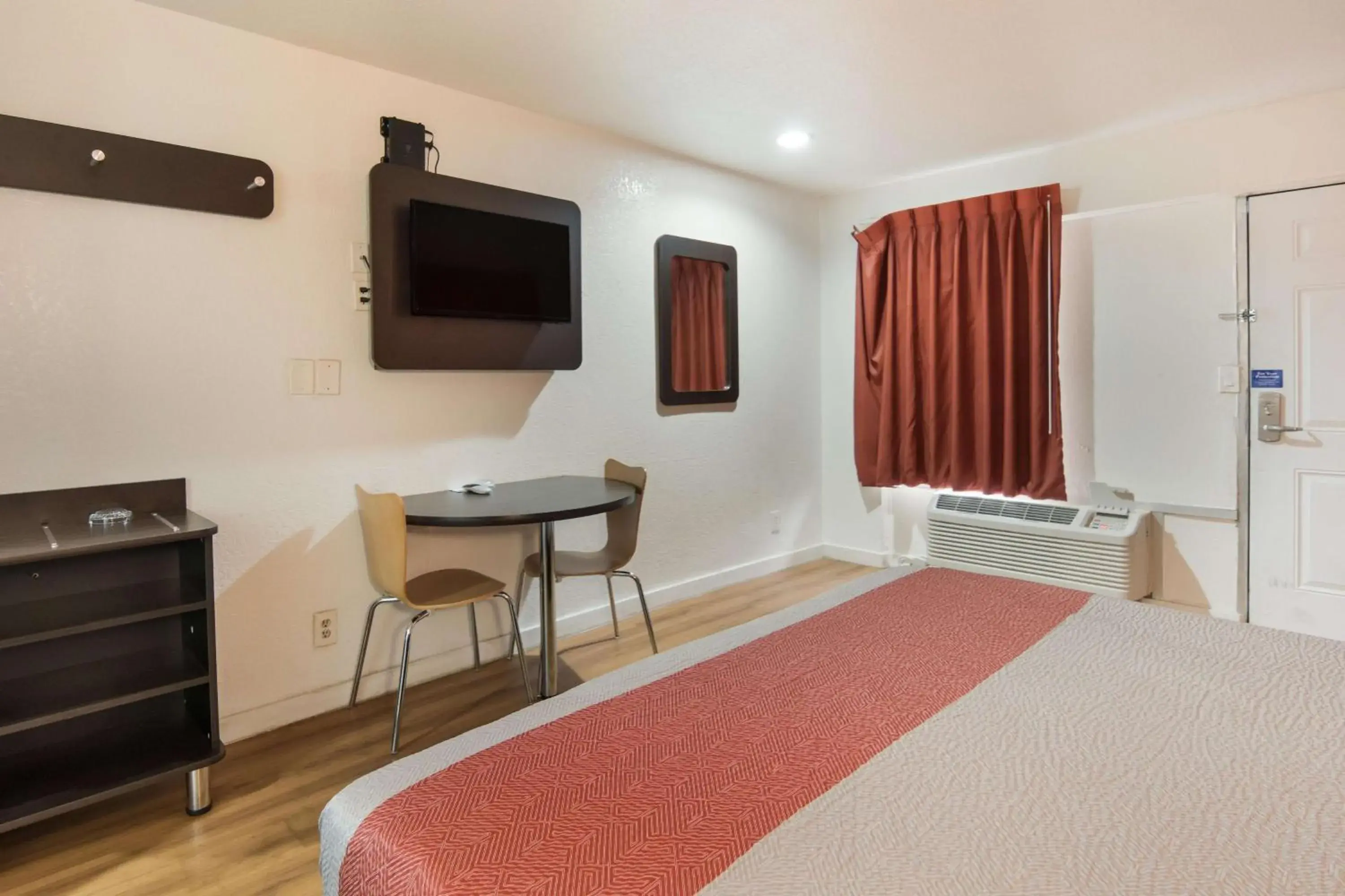 Deluxe King Room - Smoking in Motel 6-Fort Worth, TX - Seminary Deluxe King Room - Smoking in Motel 6-Fort Worth, TX - Seminary