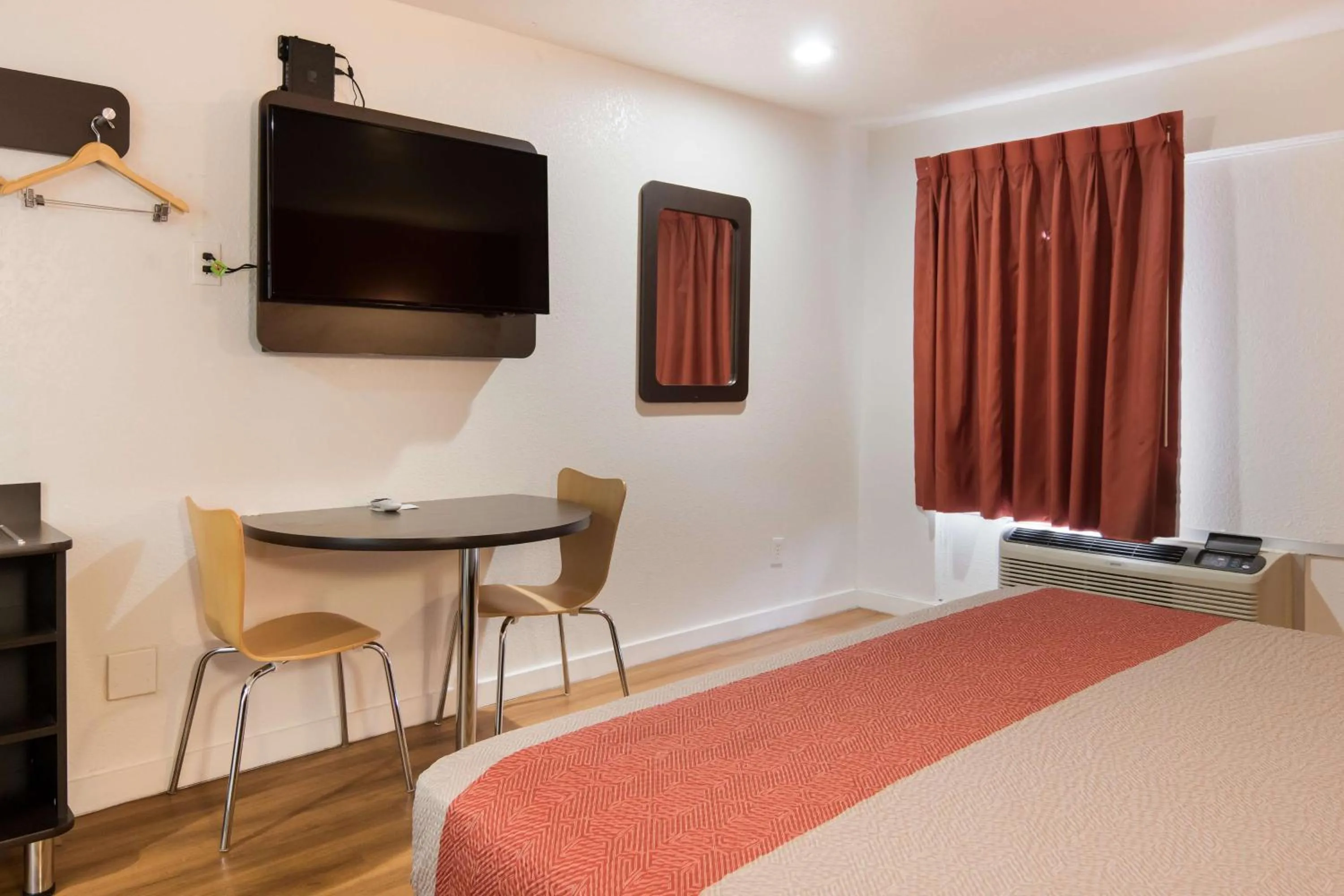 Photo of the whole room, Bed in Motel 6-Fort Worth, TX - Seminary