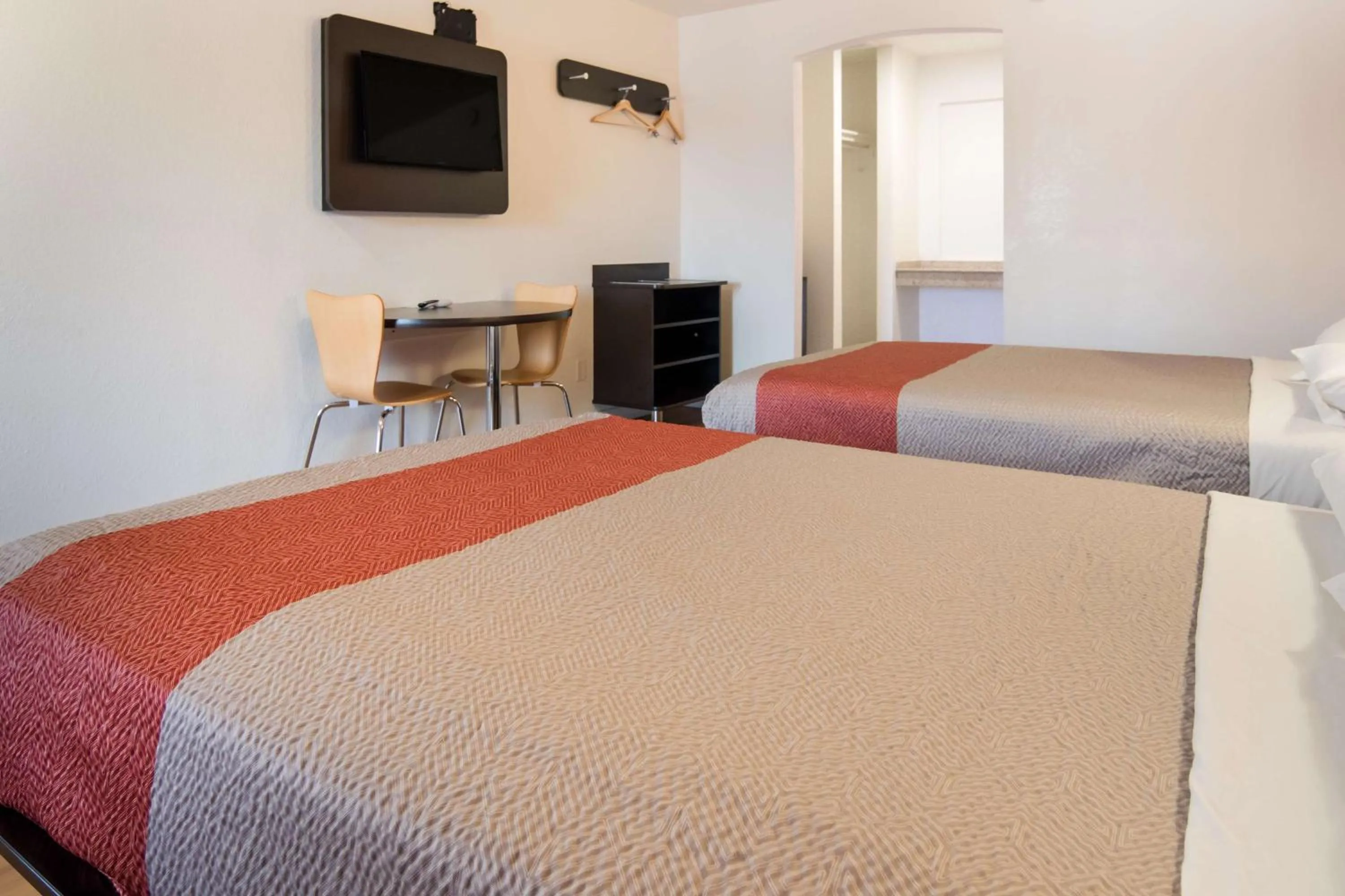 Photo of the whole room, Bed in Motel 6-Fort Worth, TX - Seminary