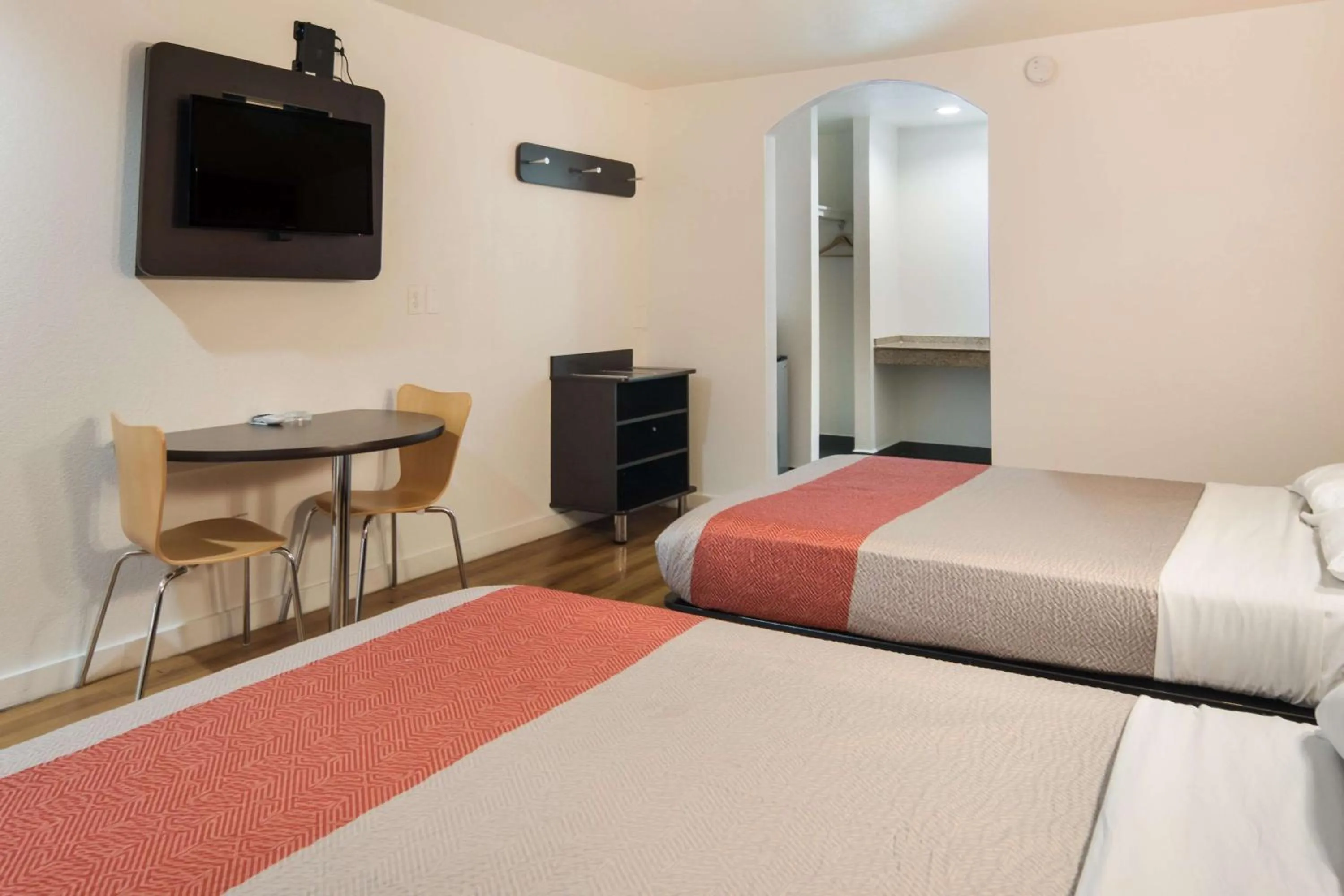 Photo of the whole room, Bed in Motel 6-Fort Worth, TX - Seminary