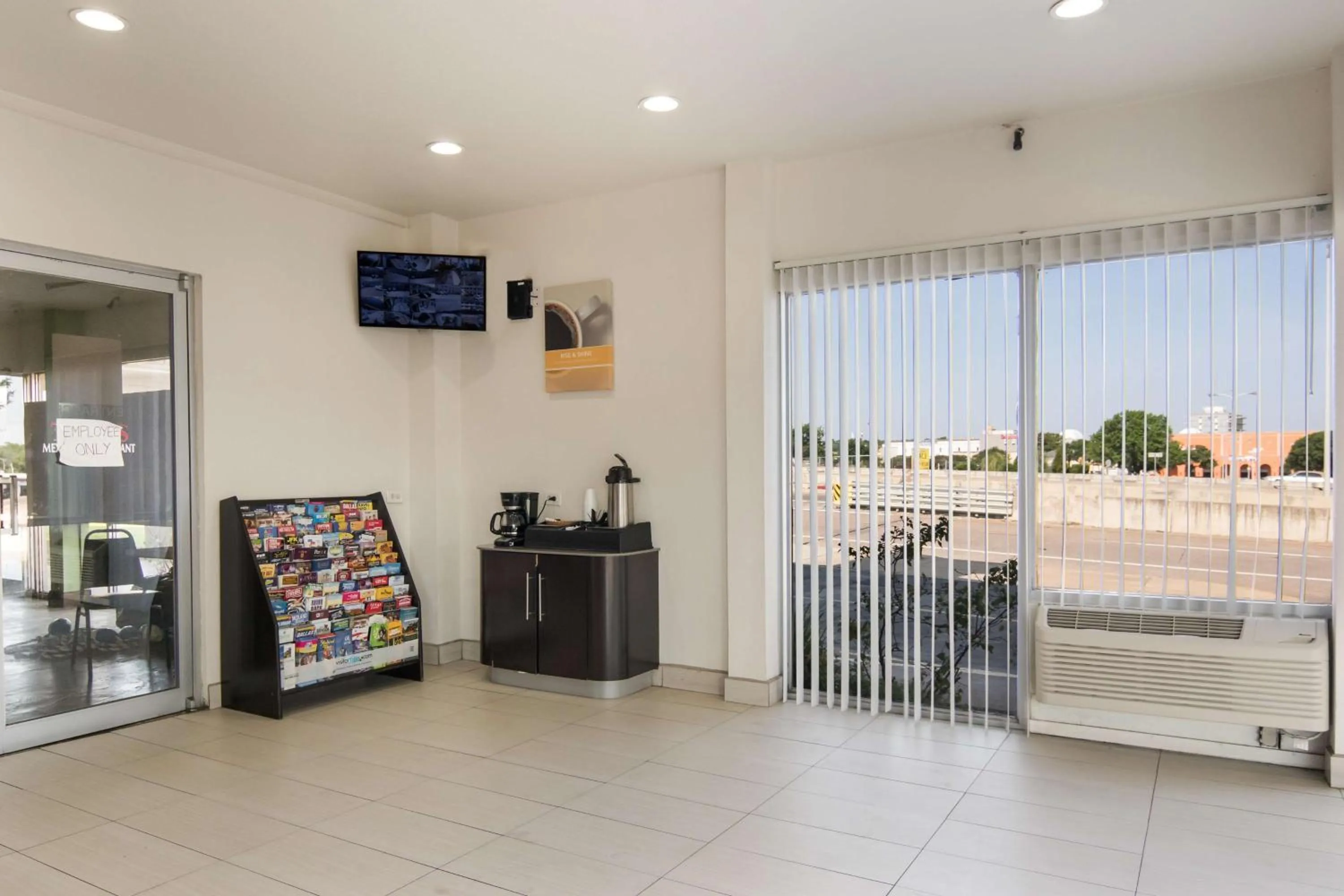 Lobby or reception in Motel 6-Fort Worth, TX - Seminary