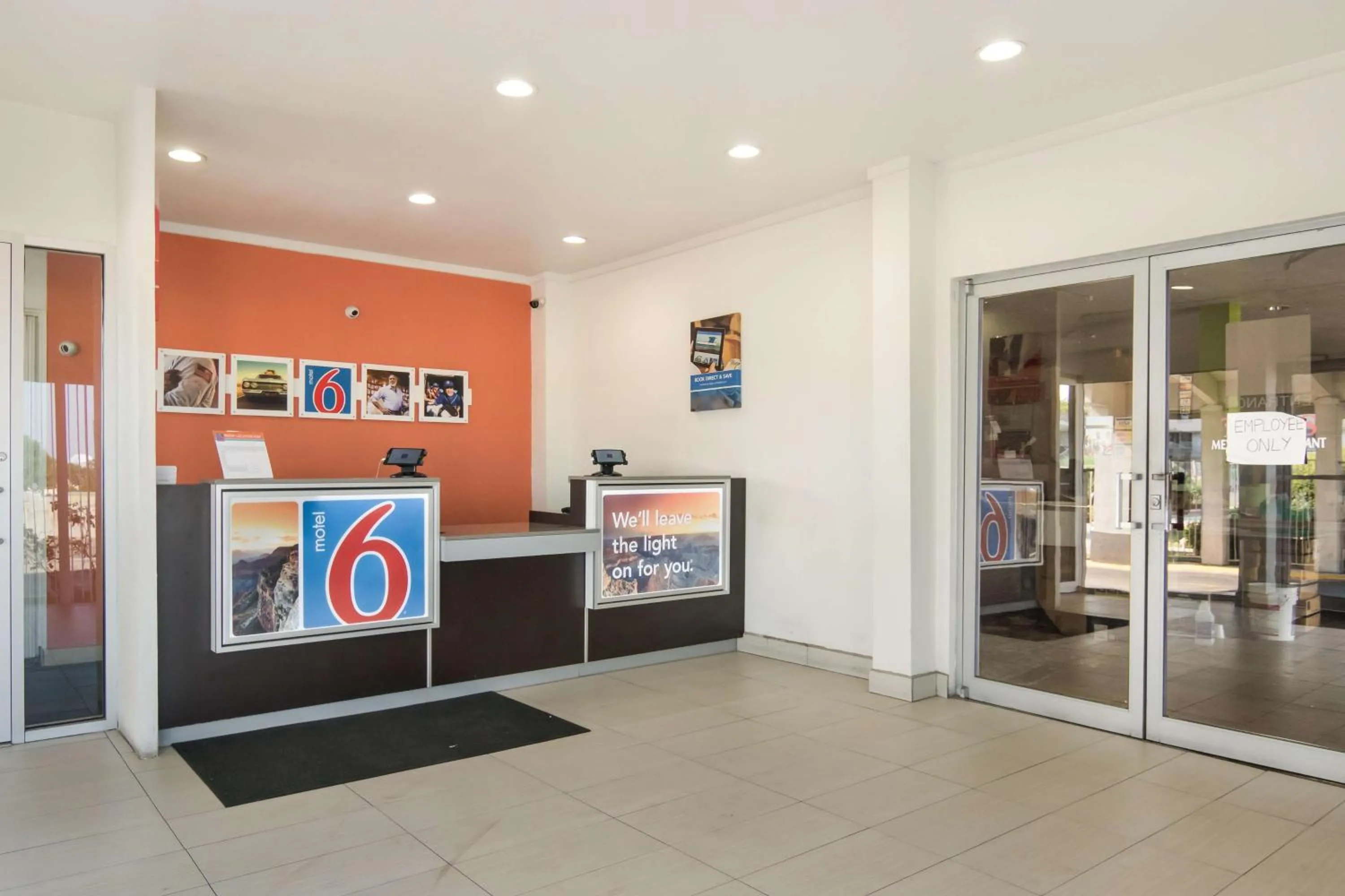 Lobby or reception in Motel 6-Fort Worth, TX - Seminary