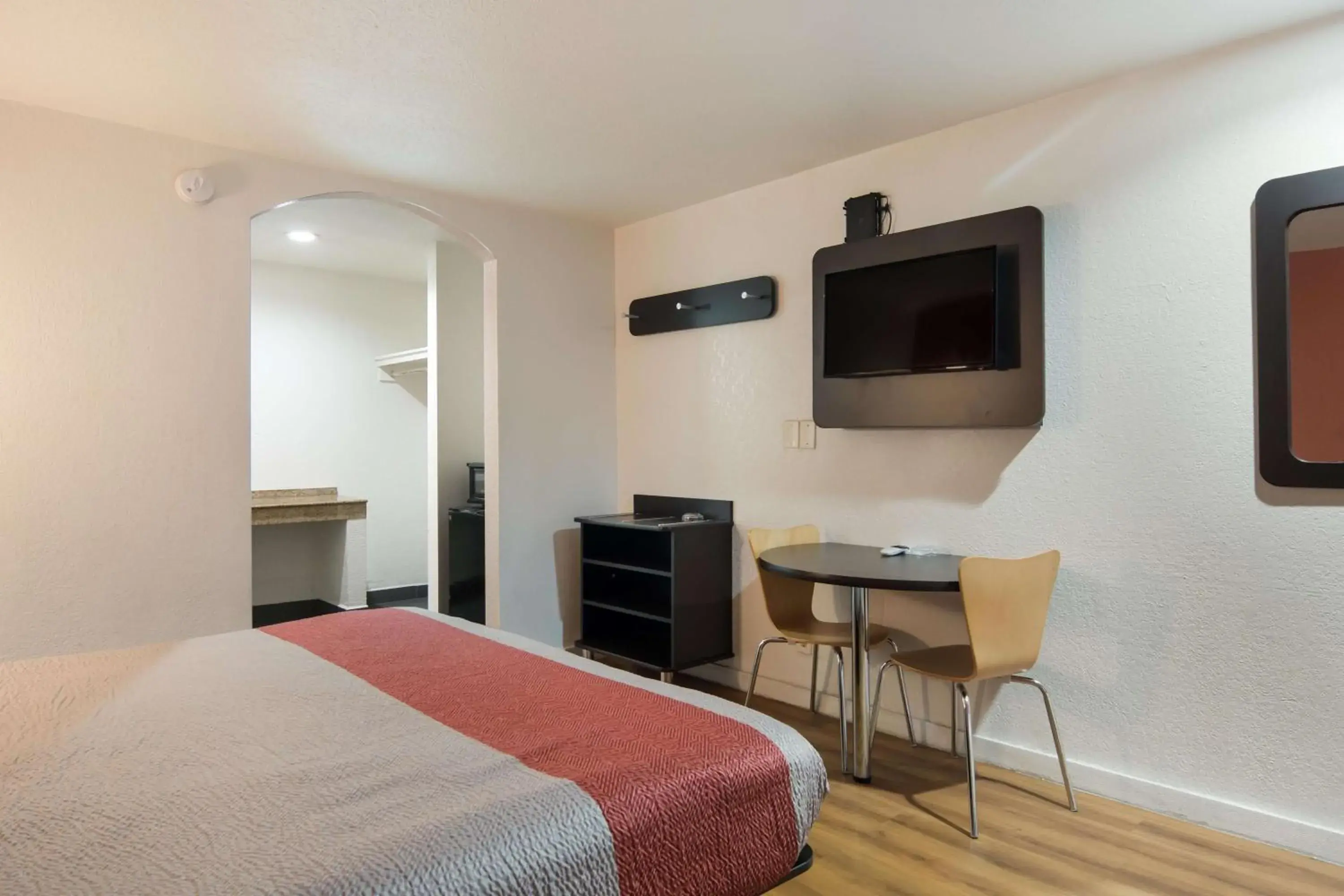 King Room with Spa Bath - single occupancy - Non-Smoking in Motel 6-Fort Worth, TX - Seminary King Room with Spa Bath - single occupancy - Non-Smoking in Motel 6-Fort Worth, TX - Seminary