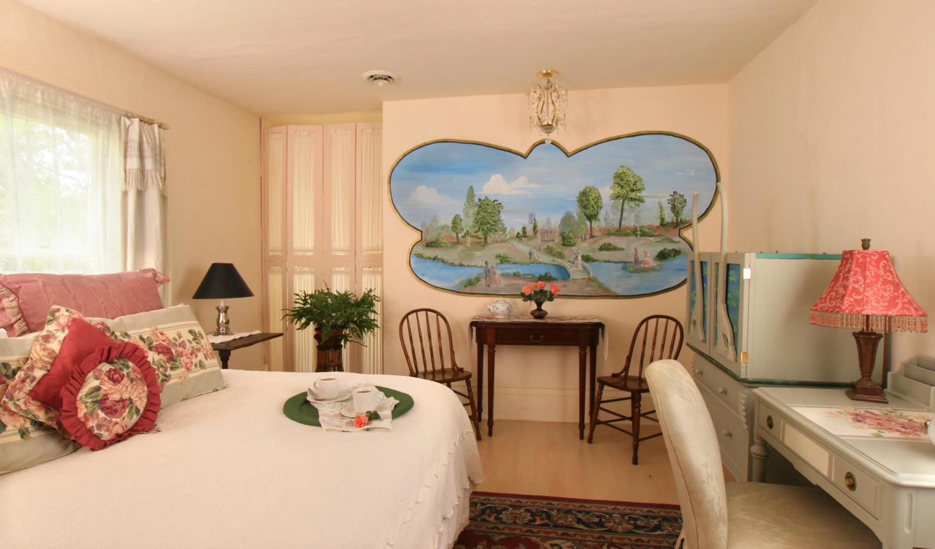 Photo of the whole room, Bed in Spencer Hotel & Spa Chautauqua