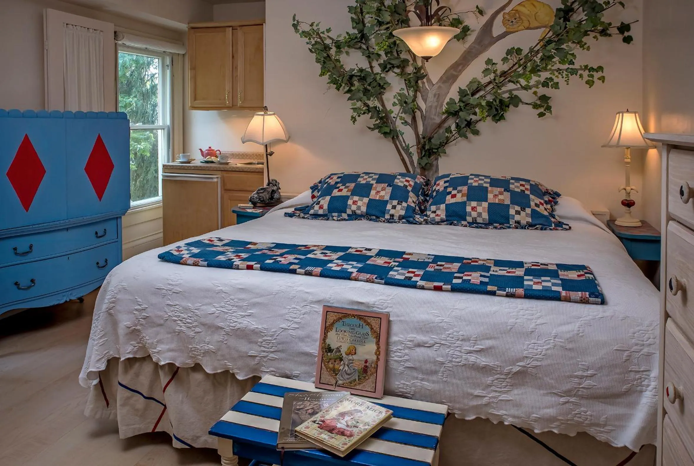 Photo of the whole room, Bed in Spencer Hotel & Spa Chautauqua