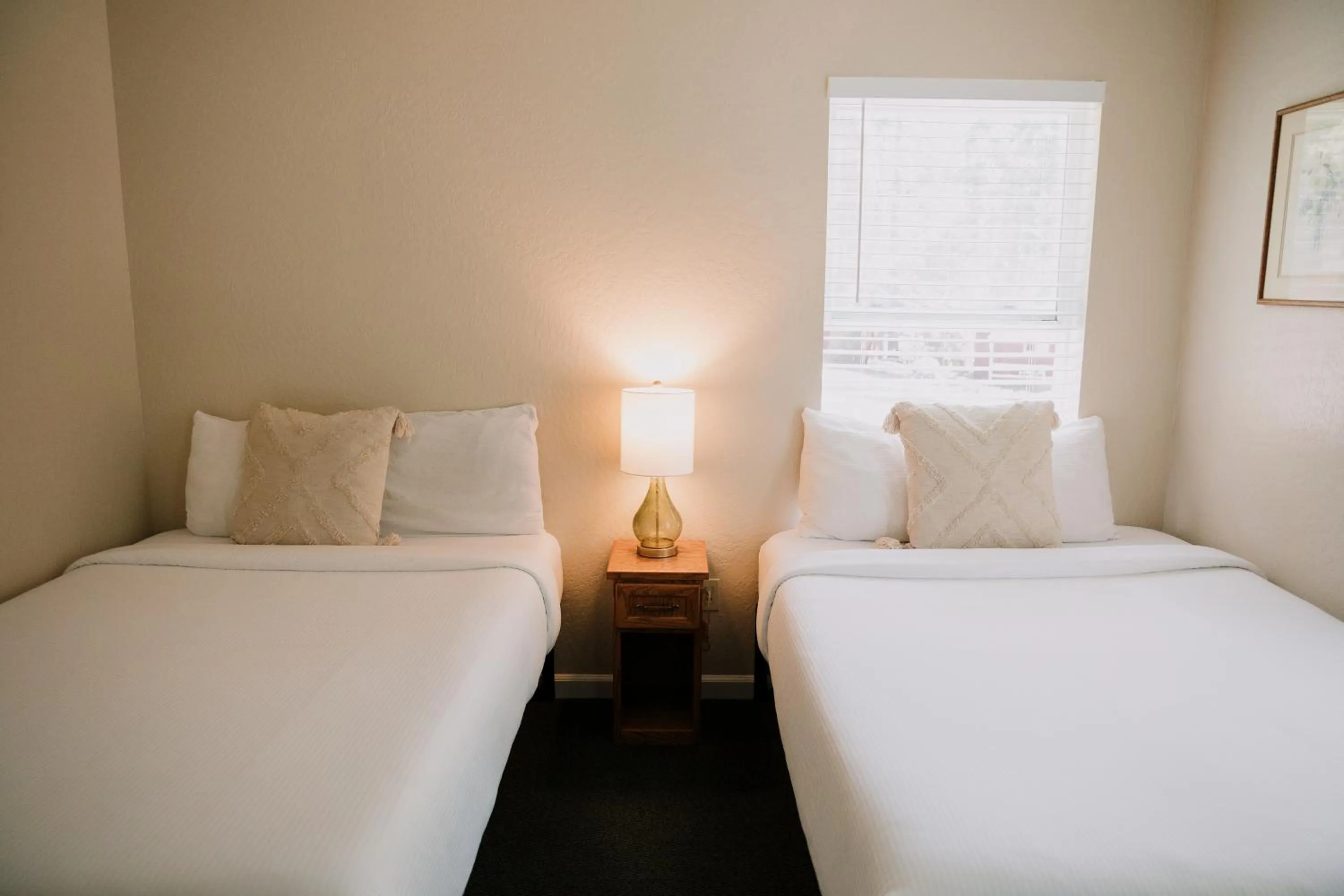 Bedroom, Bed in The Long Barn Lodge