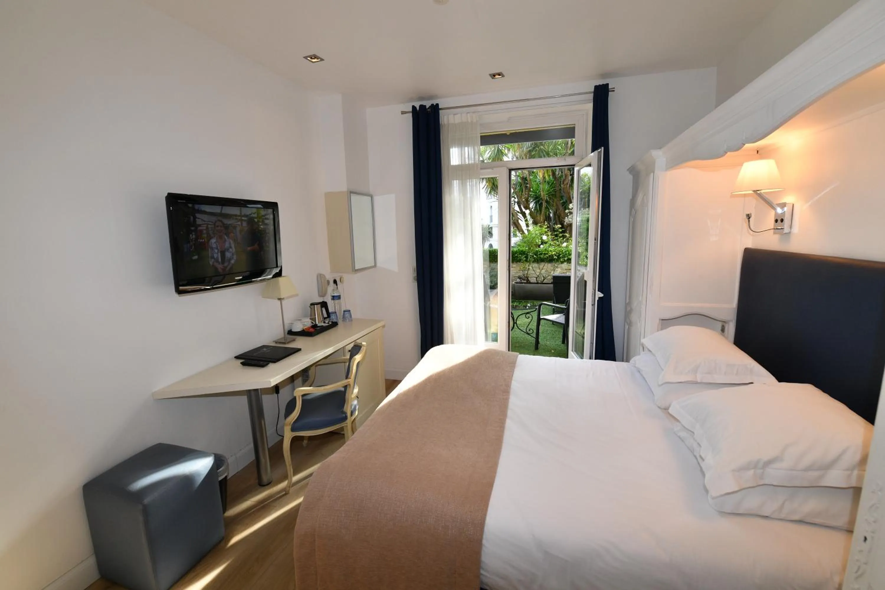 Photo of the whole room, Bed in Hôtel de Provence