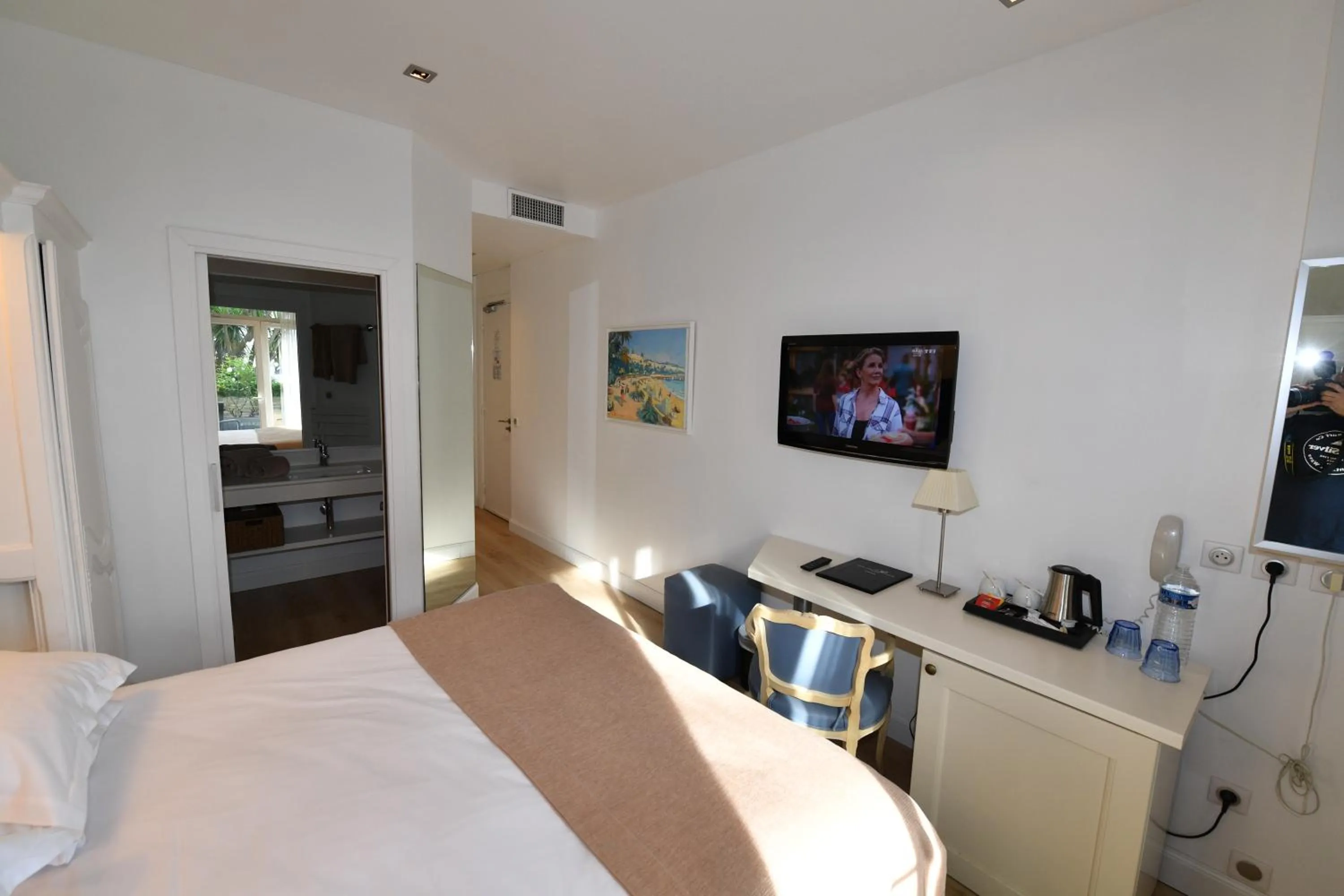 Photo of the whole room, Bed in Hôtel de Provence