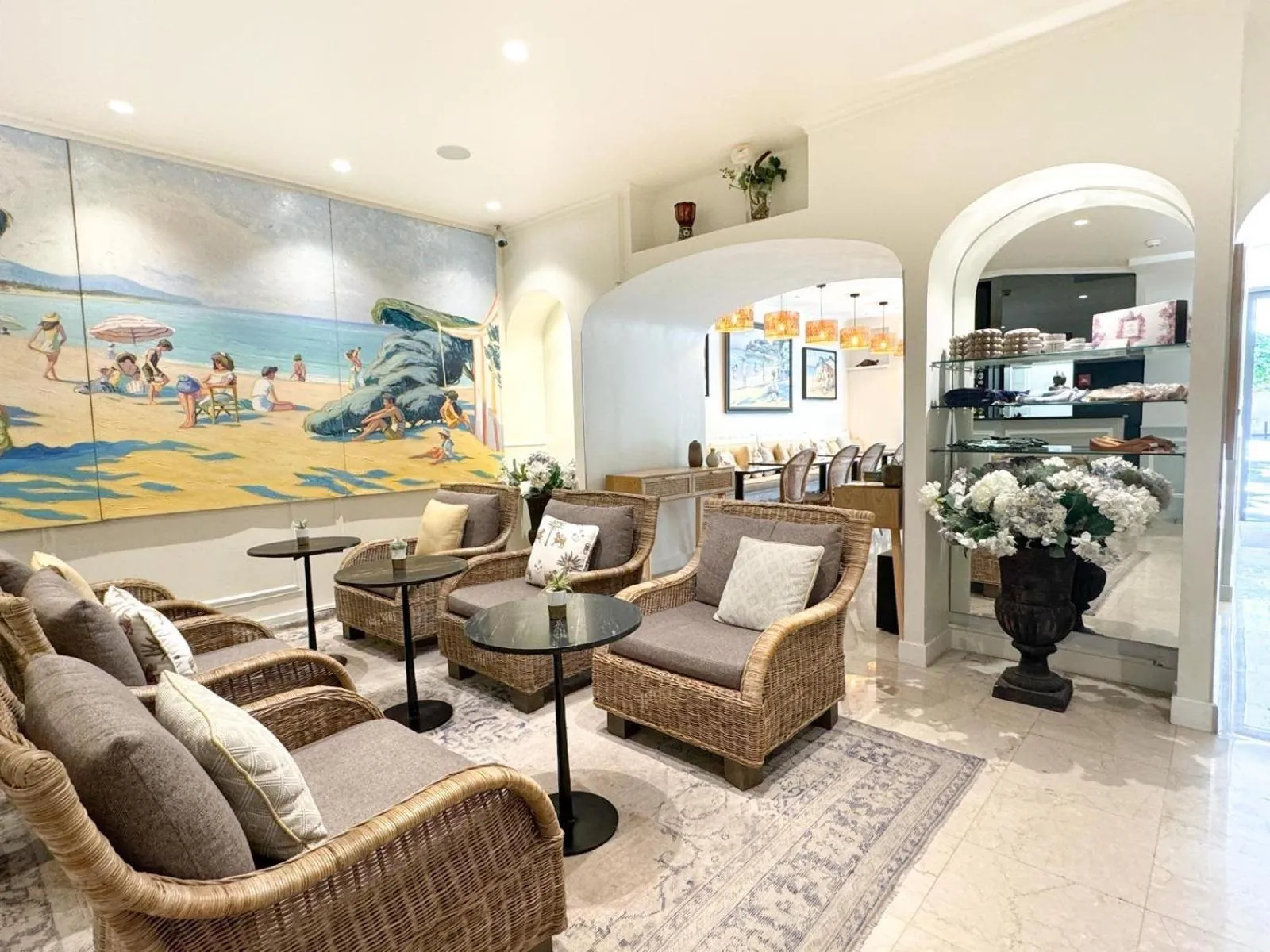 Communal lounge/ TV room in Hôtel de Provence