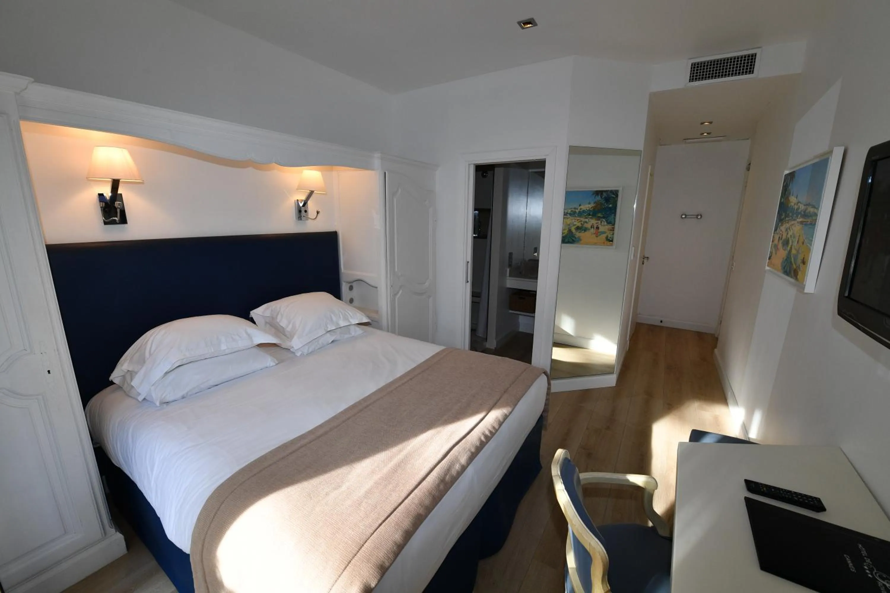 Photo of the whole room, Bed in Hôtel de Provence