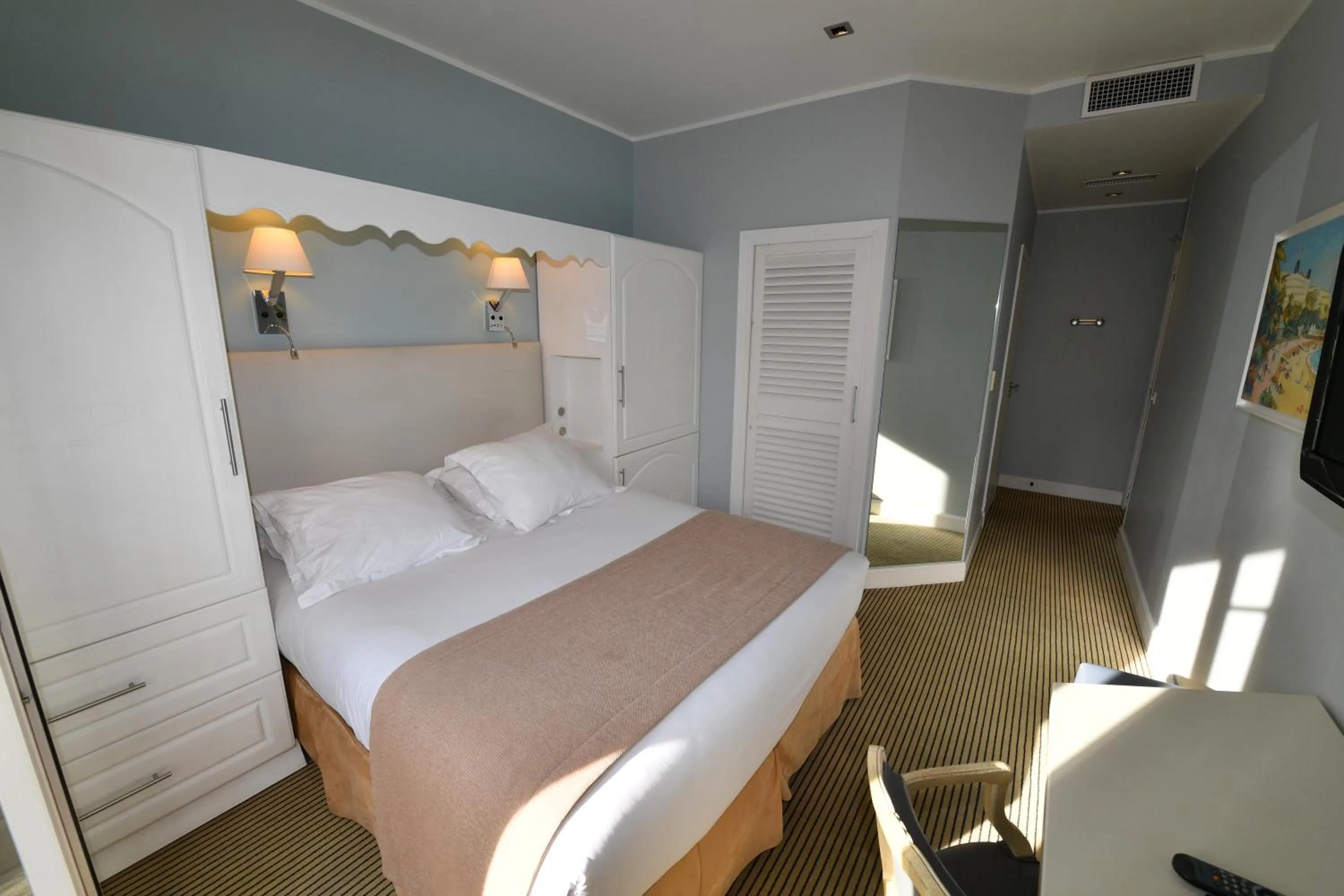 Photo of the whole room, Bed in Hôtel de Provence