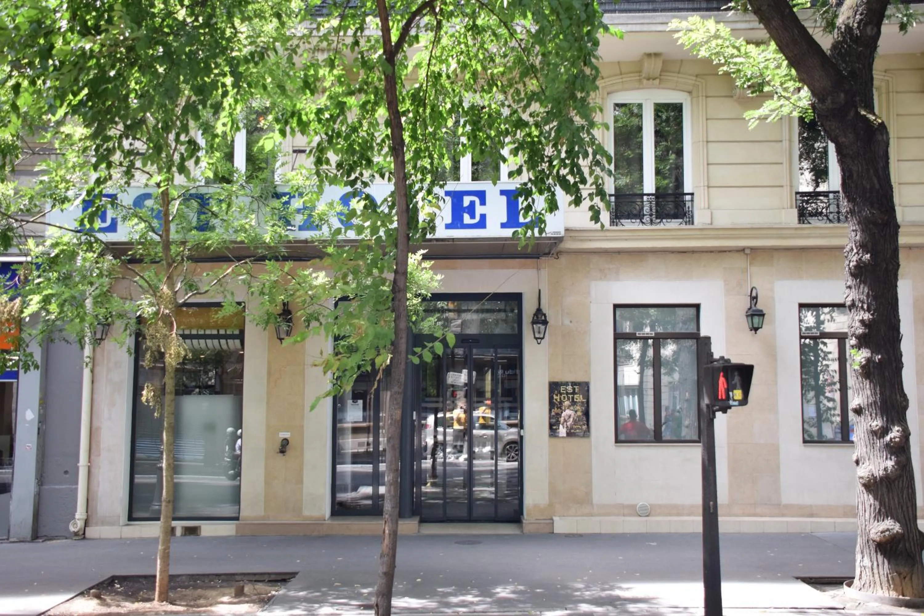 Facade/entrance in Est Hotel