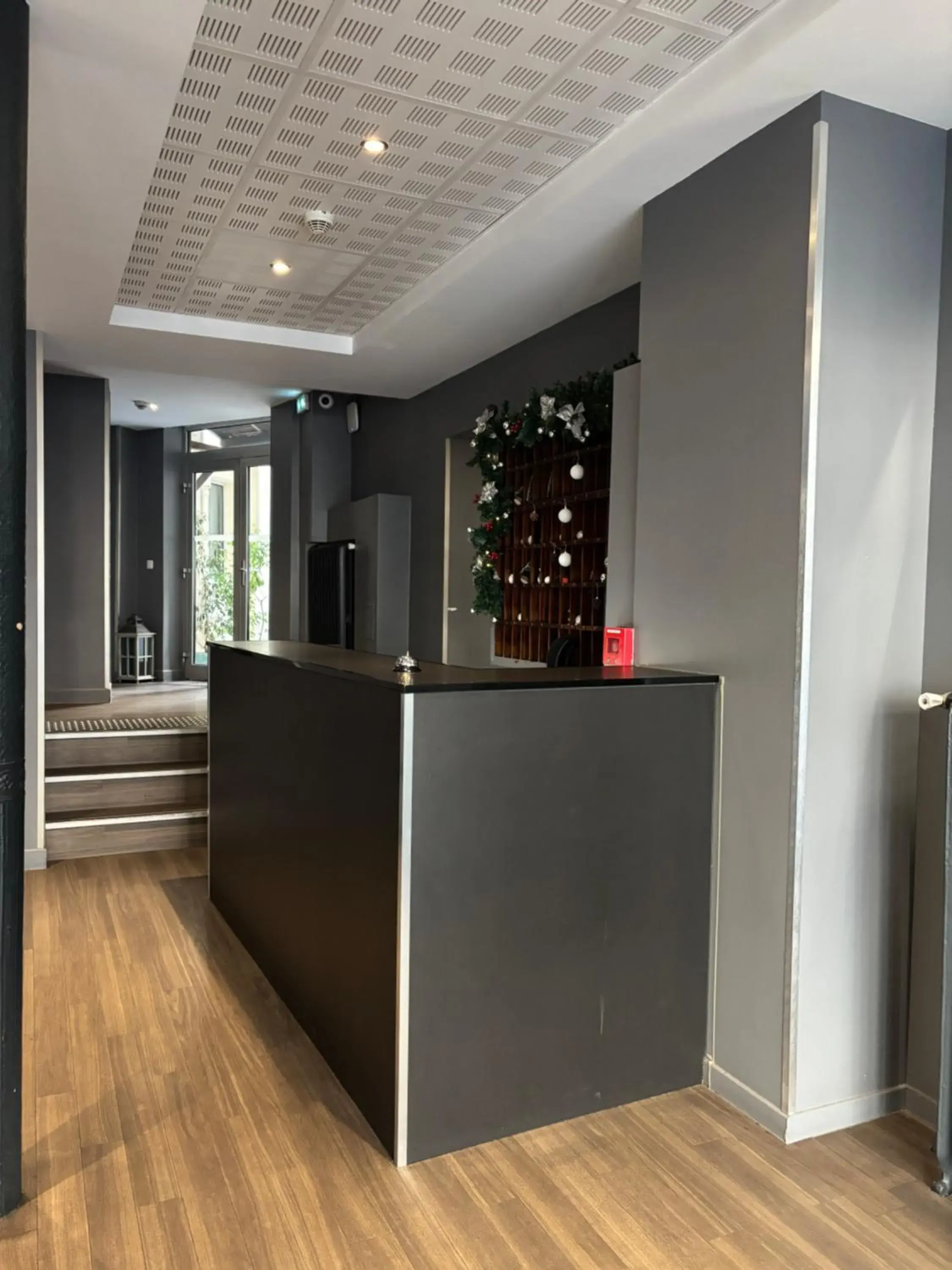 Facade/entrance in Est Hotel Facade/entrance in Est Hotel