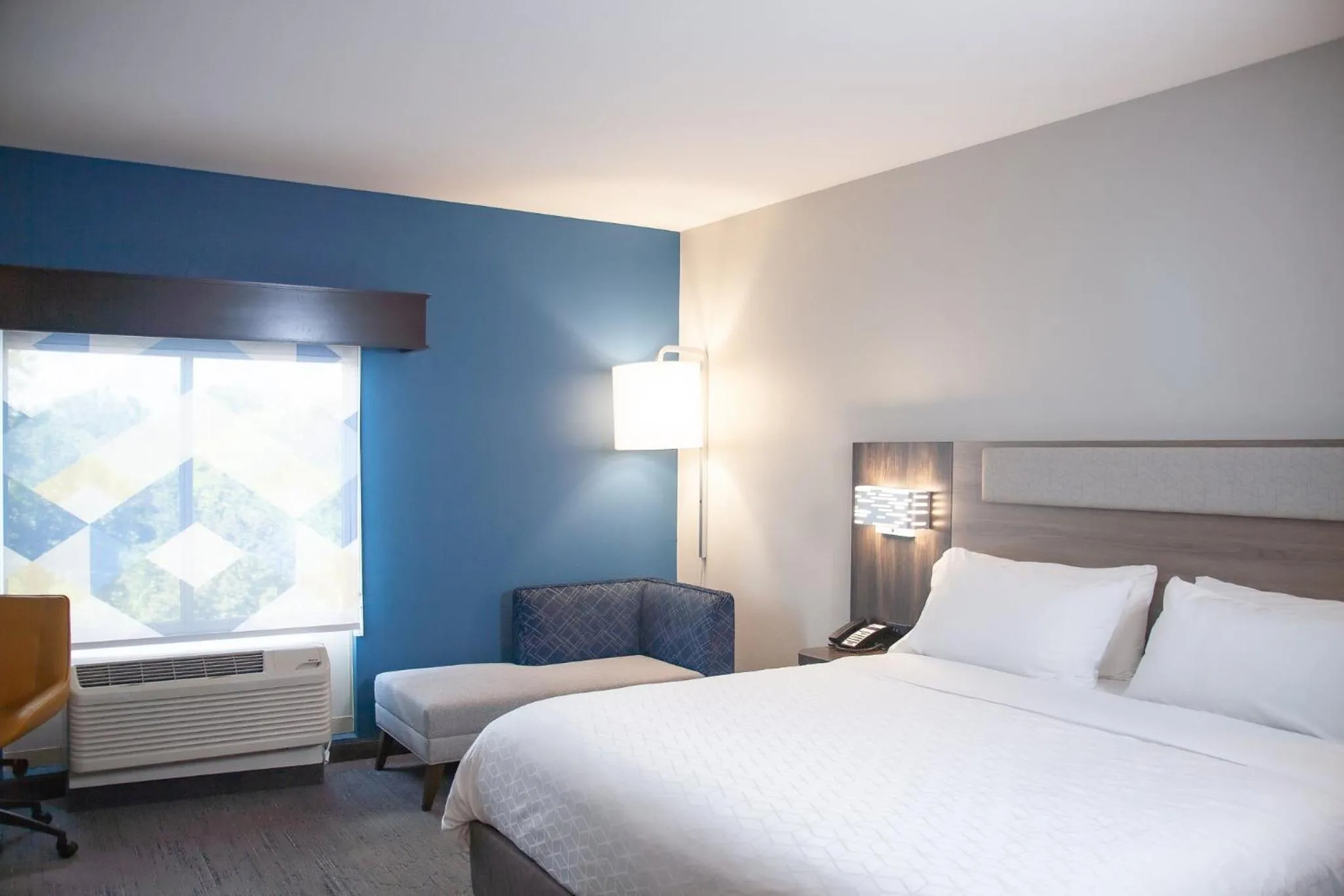 Photo of the whole room, Bed in Holiday Inn Express & Suites Overland Park by IHG
