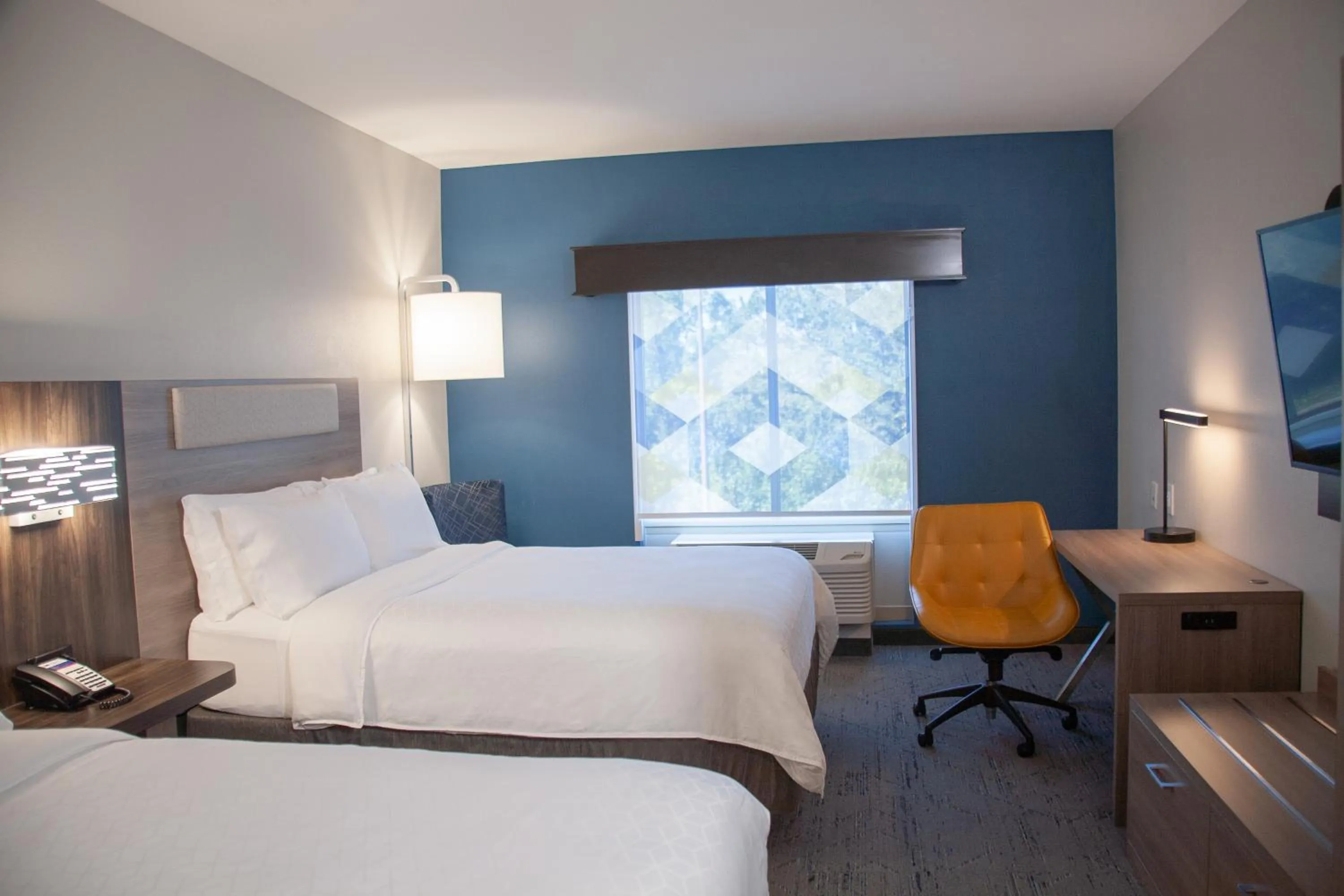 Bed in Holiday Inn Express & Suites Overland Park by IHG