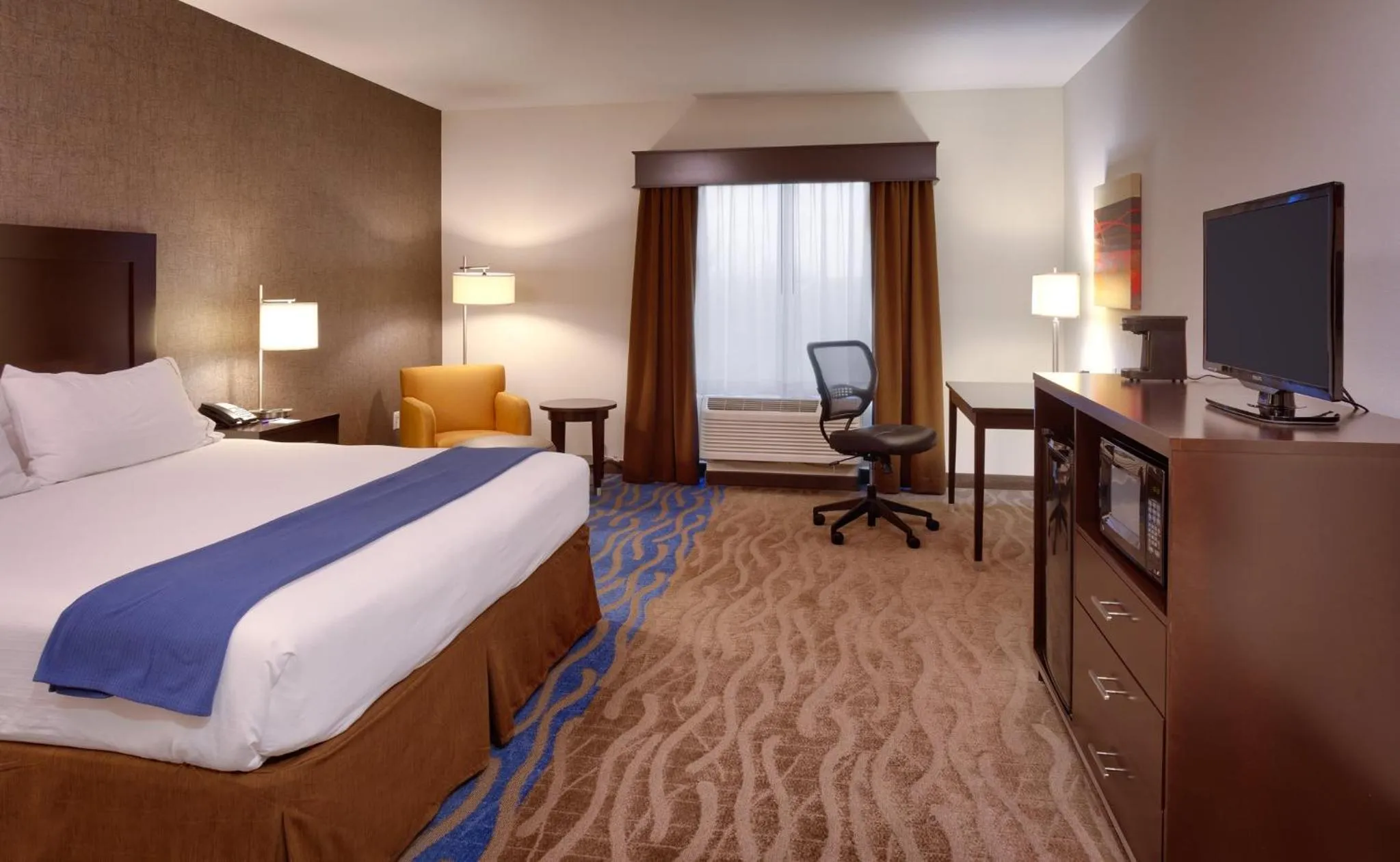 Photo of the whole room, Bed in Holiday Inn Express & Suites Overland Park by IHG