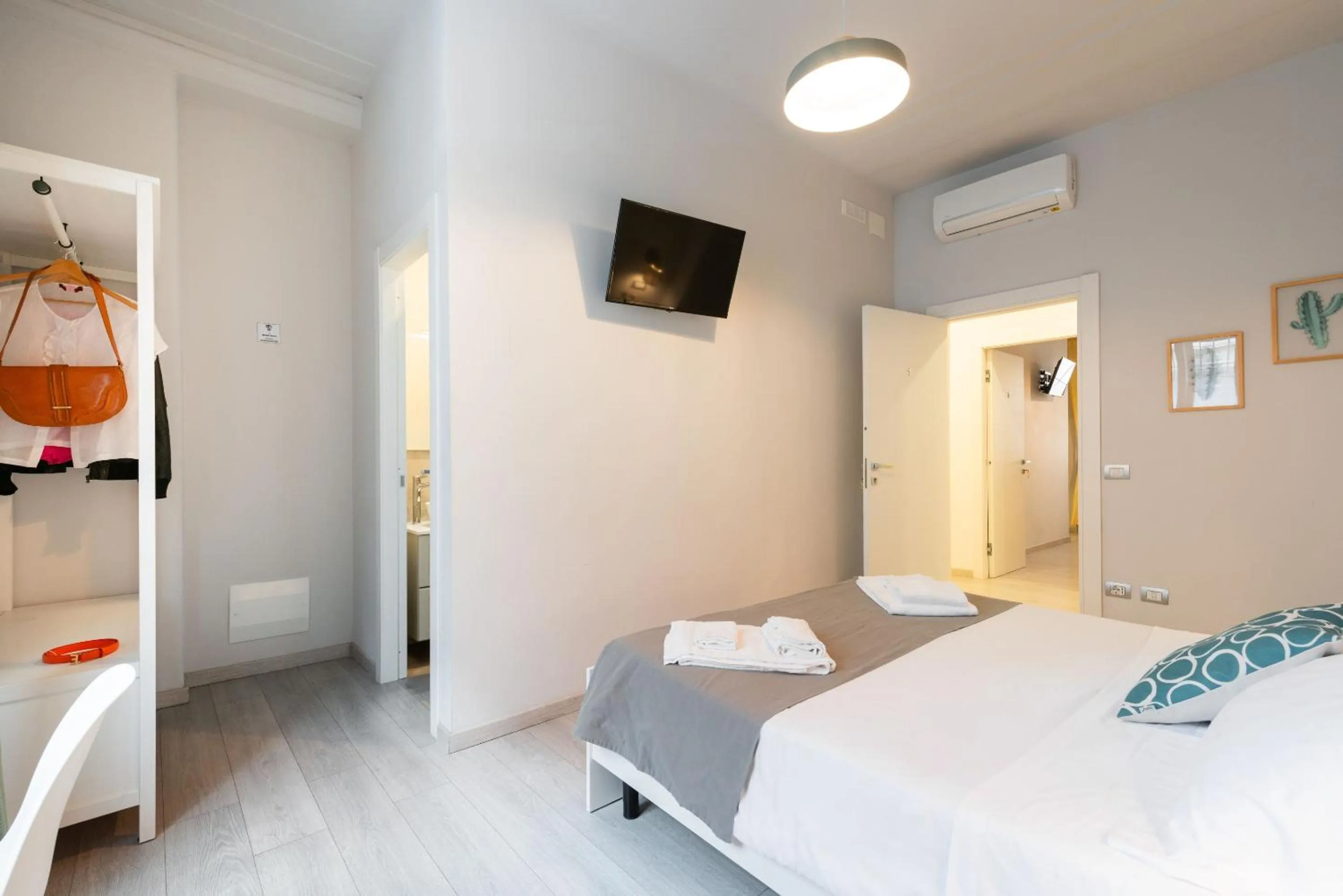 Bedroom, Bed in Winkler Suites