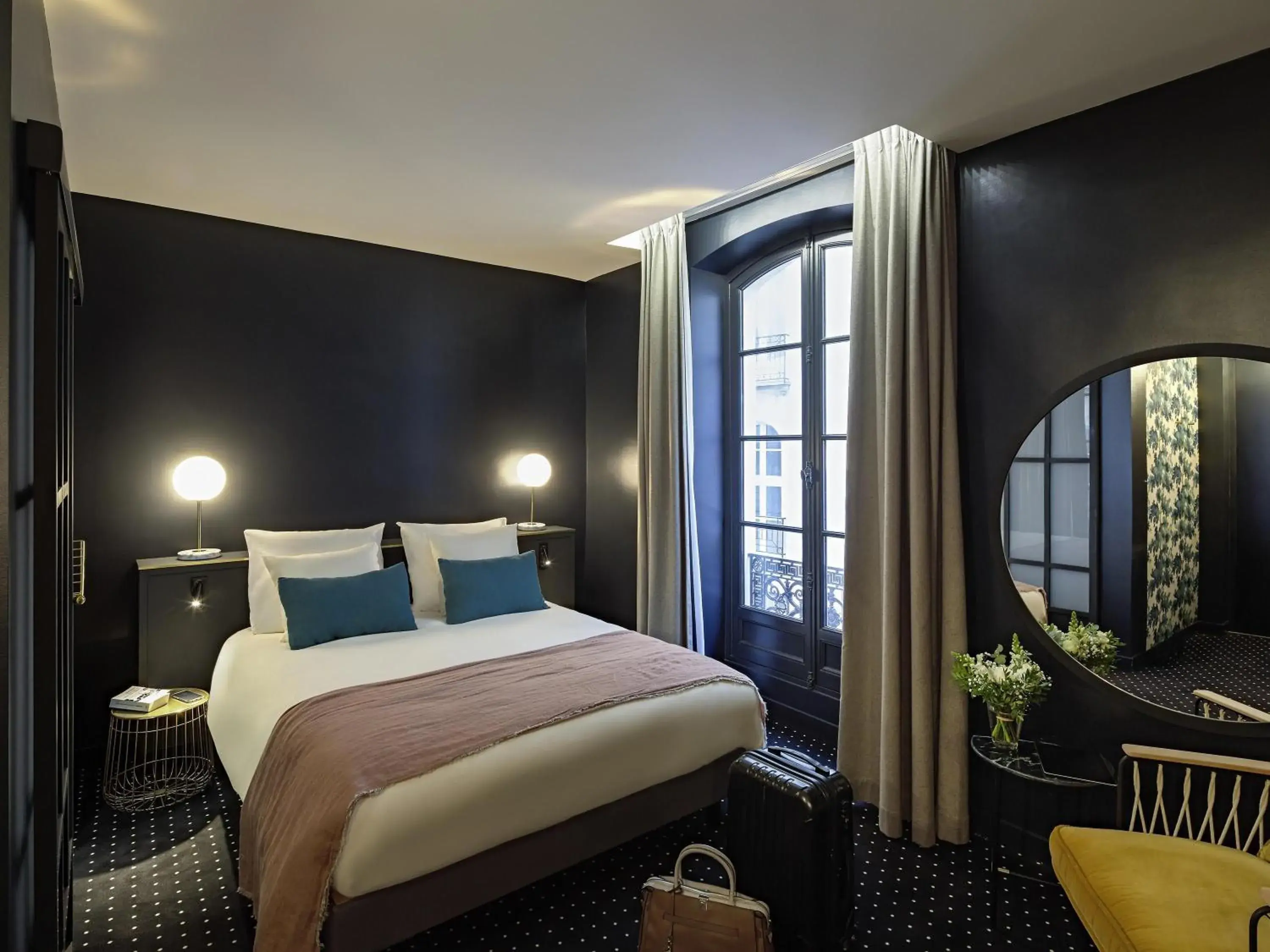 Bedroom, Bed in Mercure Nantes Centre Passage Pommeraye Bedroom, Bed in Mercure Nantes Centre Passage Pommeraye