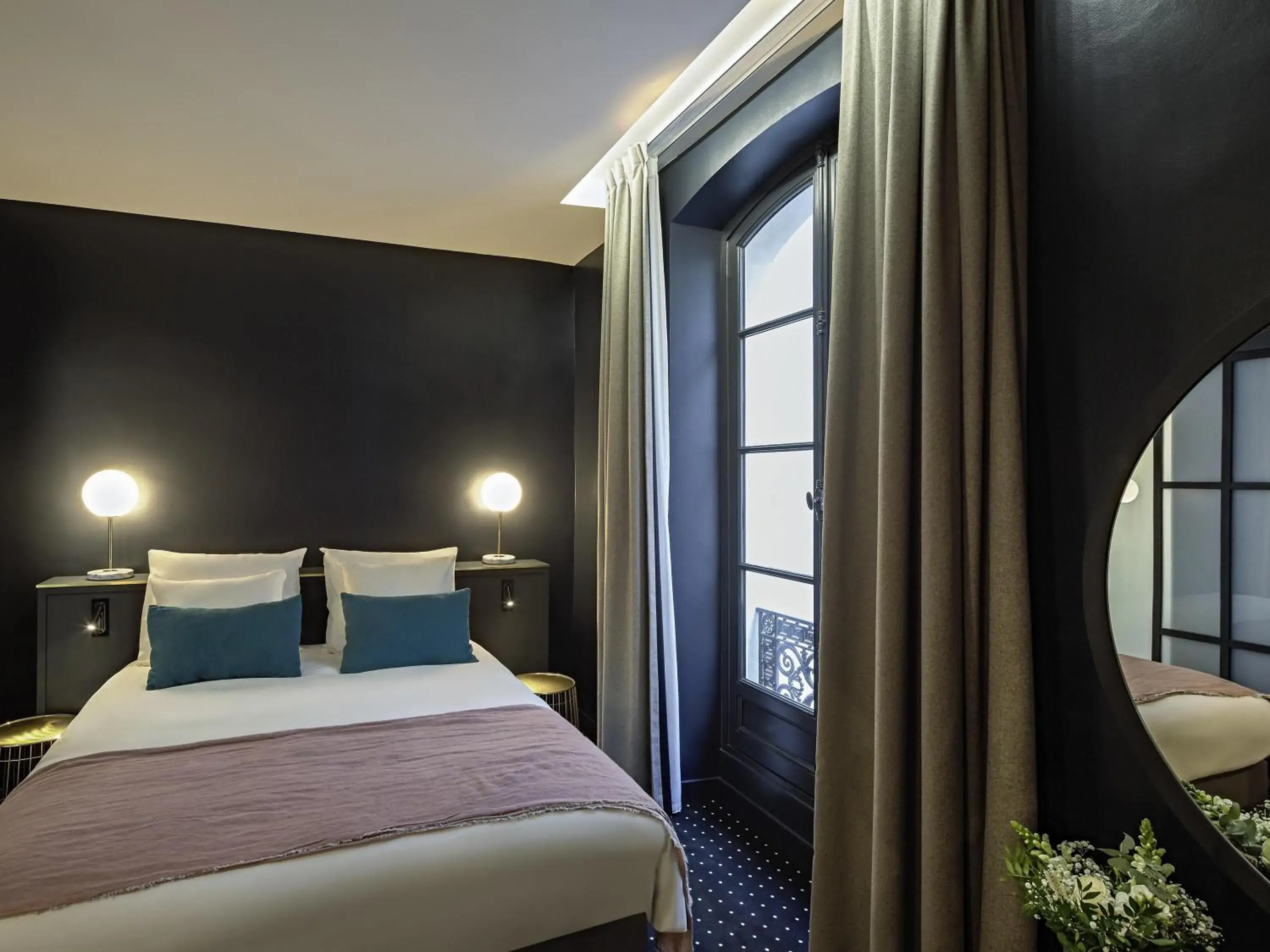 Bedroom, Bed in Mercure Nantes Centre Passage Pommeraye Bedroom, Bed in Mercure Nantes Centre Passage Pommeraye