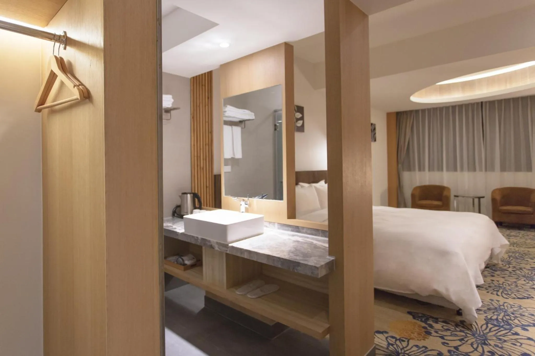 Photo of the whole room, Bed in Seeing Inn