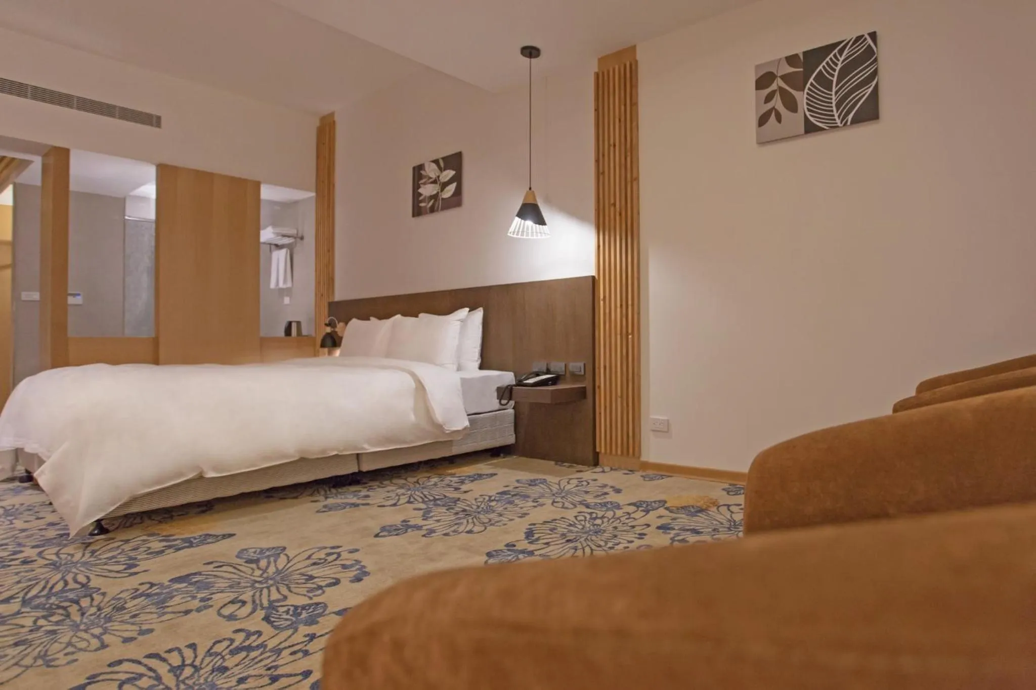 Photo of the whole room, Bed in Seeing Inn