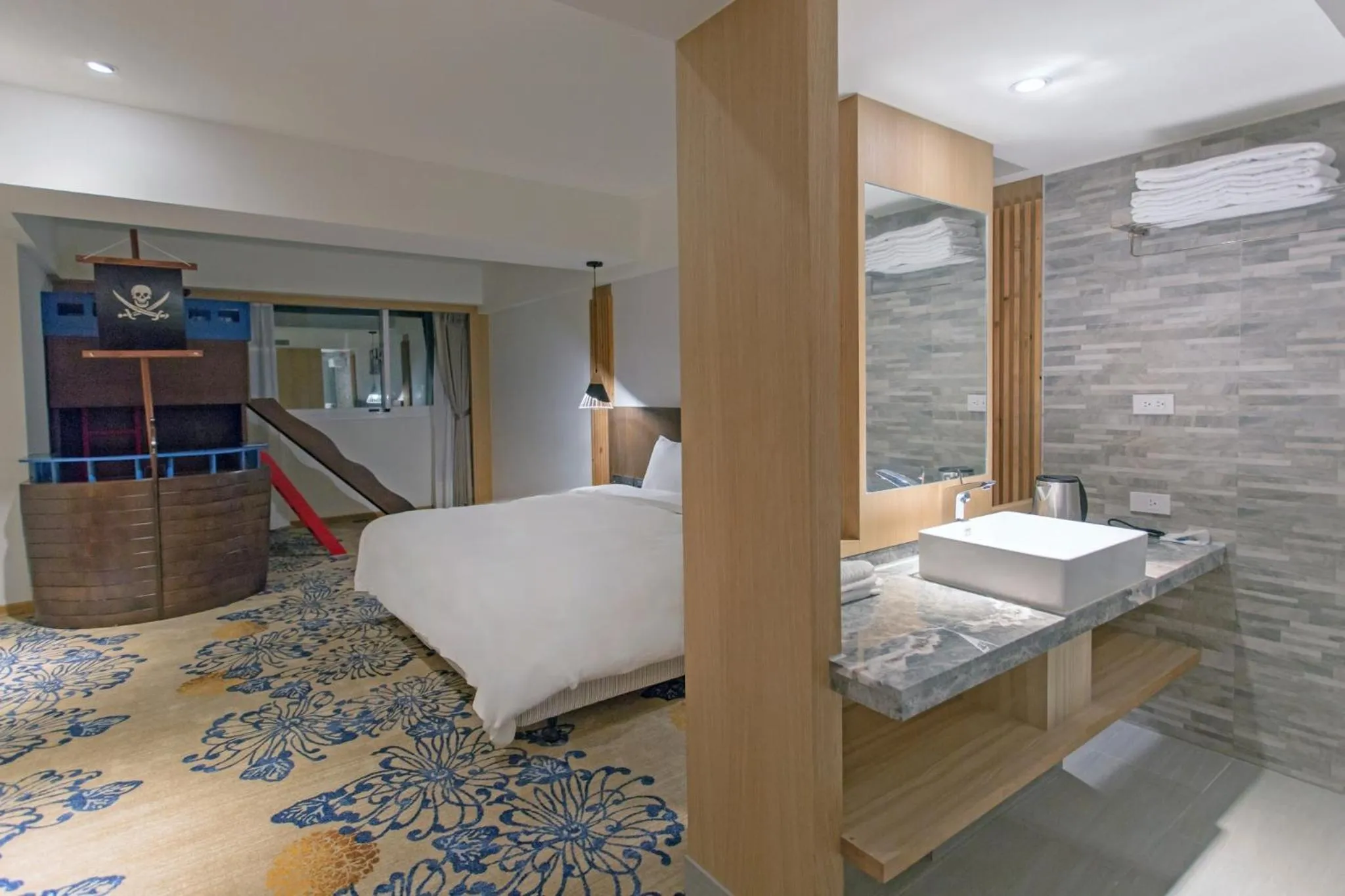 Photo of the whole room, Bed in Seeing Inn