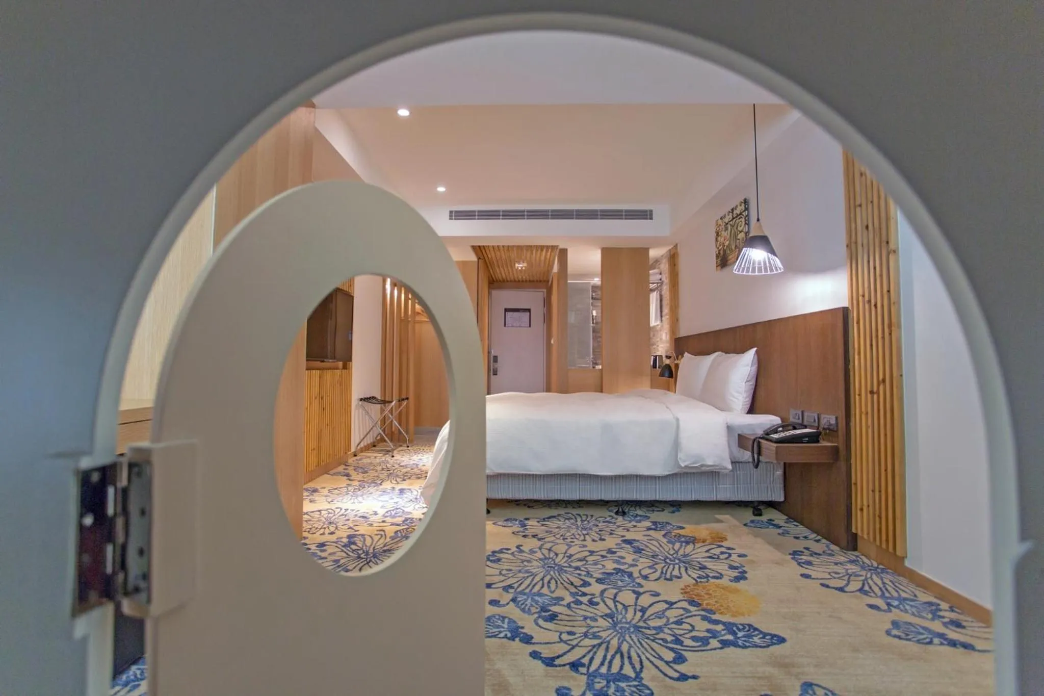 Photo of the whole room, Bed in Seeing Inn