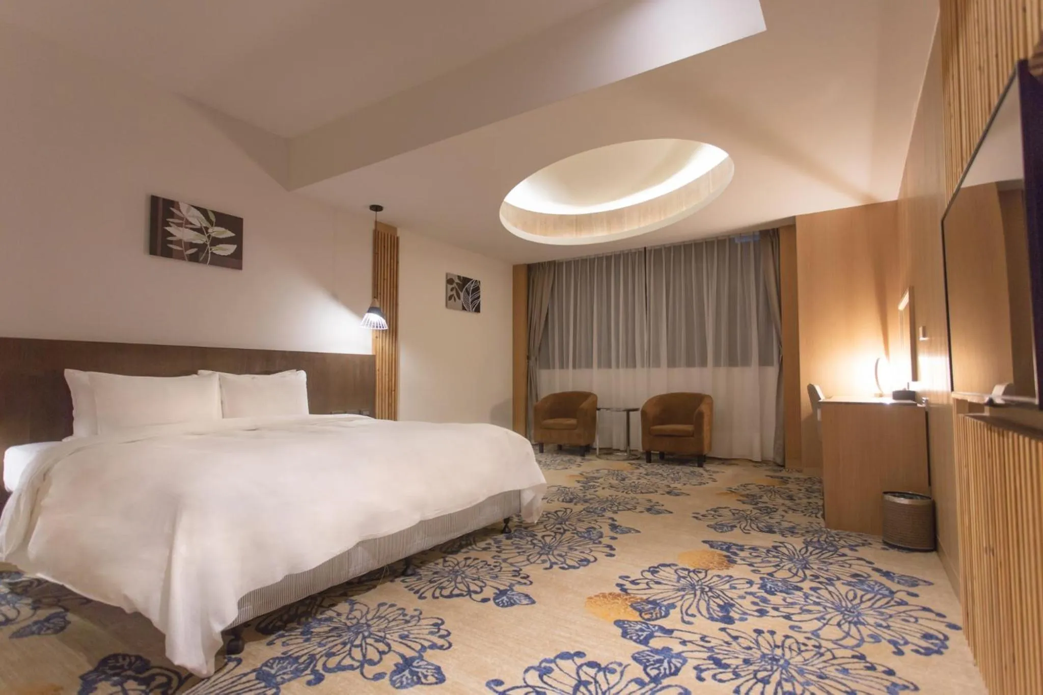 Photo of the whole room, Bed in Seeing Inn