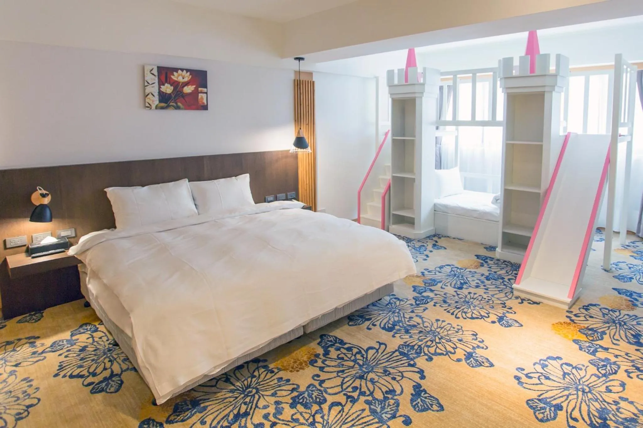 Photo of the whole room, Bed in Seeing Inn